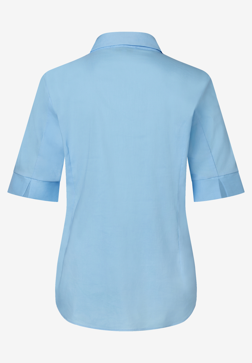 Hellblaue MORE & MORE Bluse aus Popeline mit halben Ärmeln, von hinten. Hellblaue MORE & MORE Bluse aus Popeline mit halben Ärmeln, von hinten.