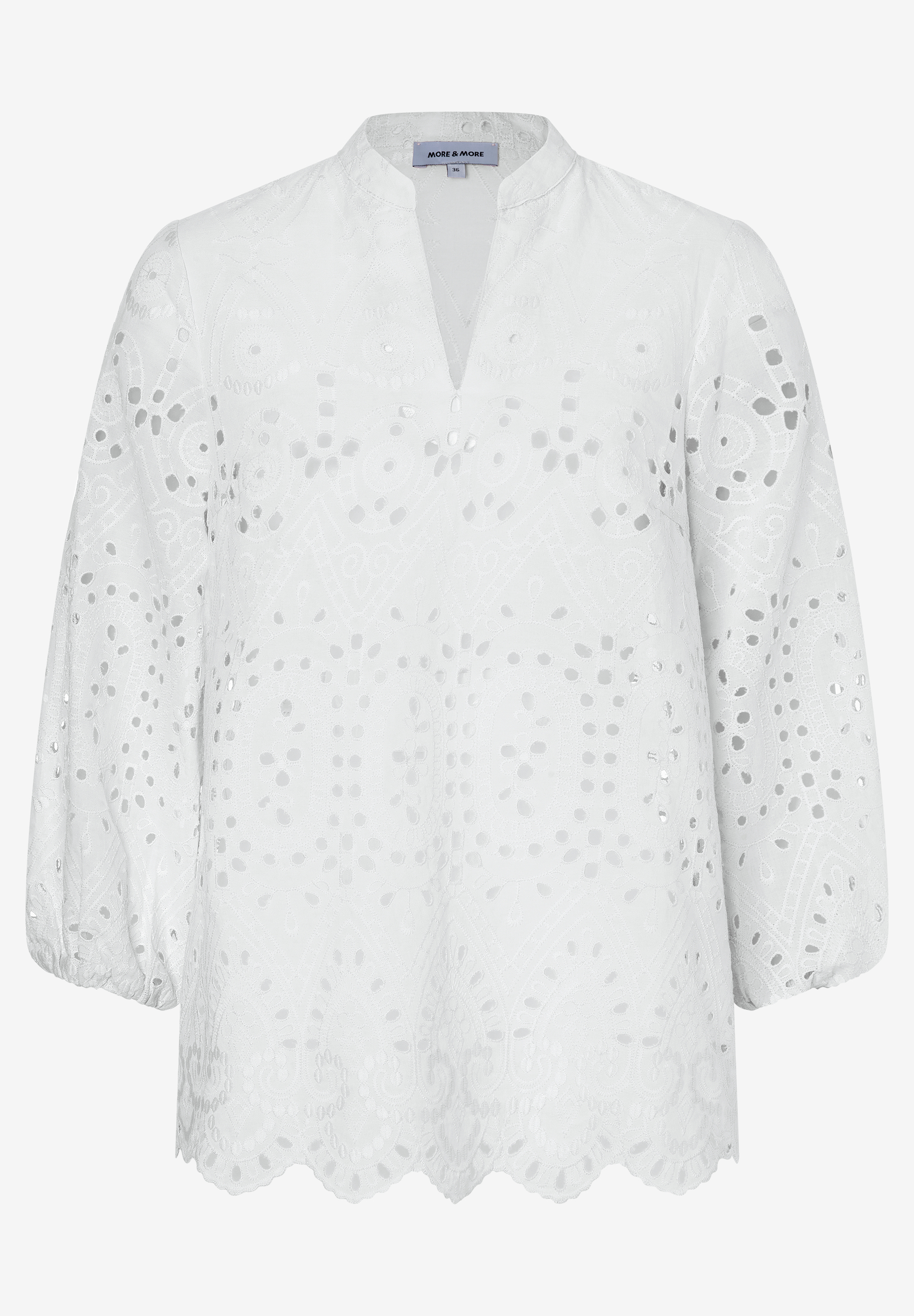 Eine weiße MORE & MORE Bluse mit V-Ausschnitt und Lochstickerei.