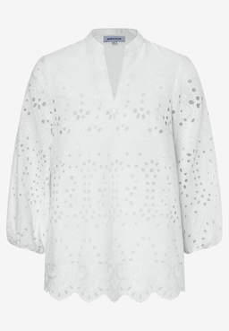 Eine weiße MORE & MORE Bluse mit V-Ausschnitt und Lochstickerei.