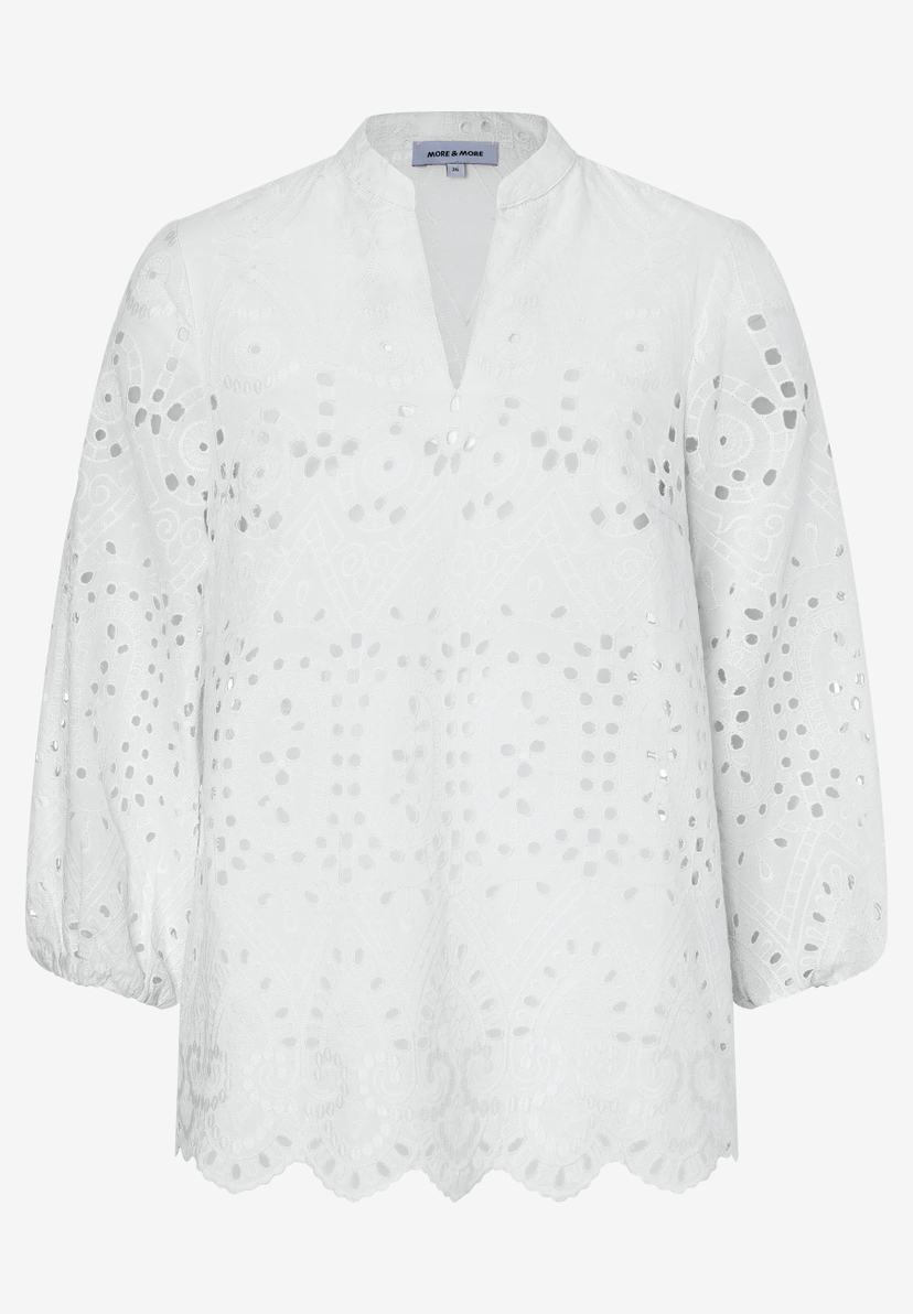Eine weiße MORE & MORE Bluse mit V-Ausschnitt und Lochstickerei. Eine weiße MORE & MORE Bluse mit V-Ausschnitt und Lochstickerei.