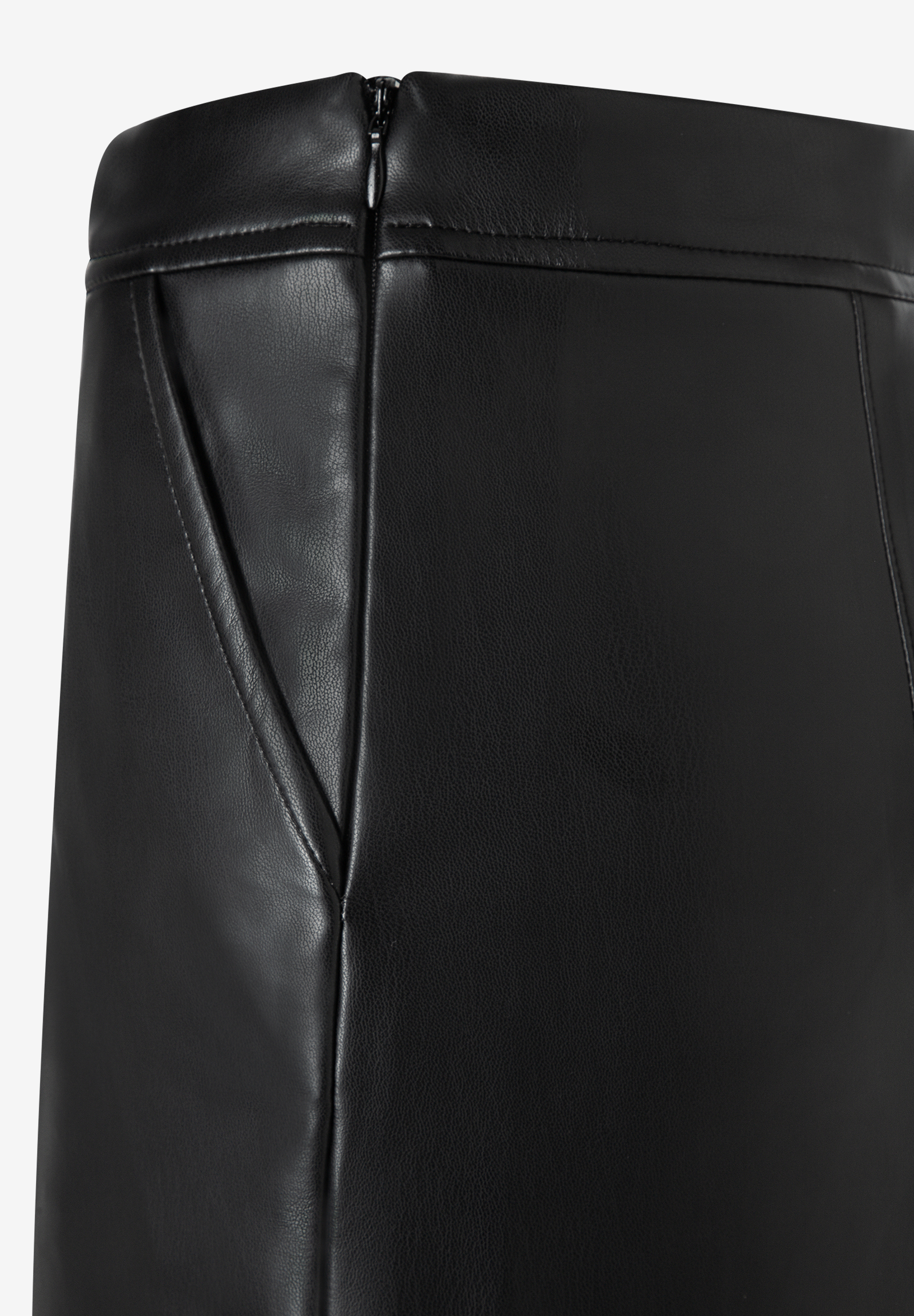 MORE & MORE schwarze Lederhose. Nahaufnahme der Hose aus Kunstleder, mit Reißverschluss und seitlichen Taschen. MORE & MORE schwarze Lederhose. Nahaufnahme der Hose aus Kunstleder, mit Reißverschluss und seitlichen Taschen.