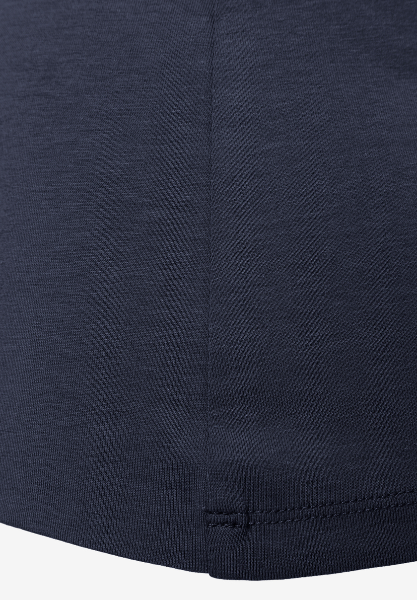 Nahaufnahme des MORE & MORE Oberteils aus Jersey, das hautfreundlich und elastisch ist. Nahaufnahme des MORE & MORE Oberteils aus Jersey, das hautfreundlich und elastisch ist.