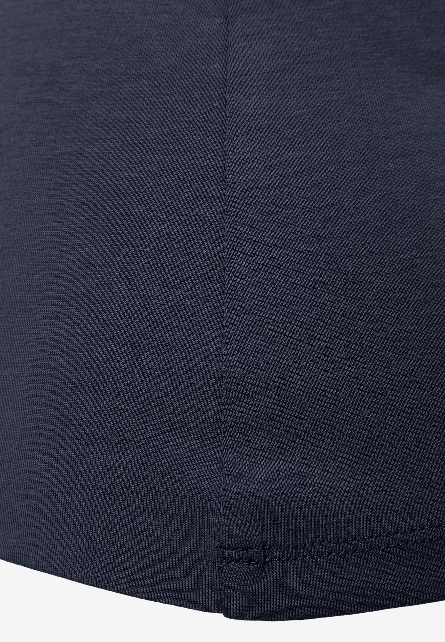 Nahaufnahme des MORE & MORE Oberteils aus Jersey, das hautfreundlich und elastisch ist. Nahaufnahme des MORE & MORE Oberteils aus Jersey, das hautfreundlich und elastisch ist.