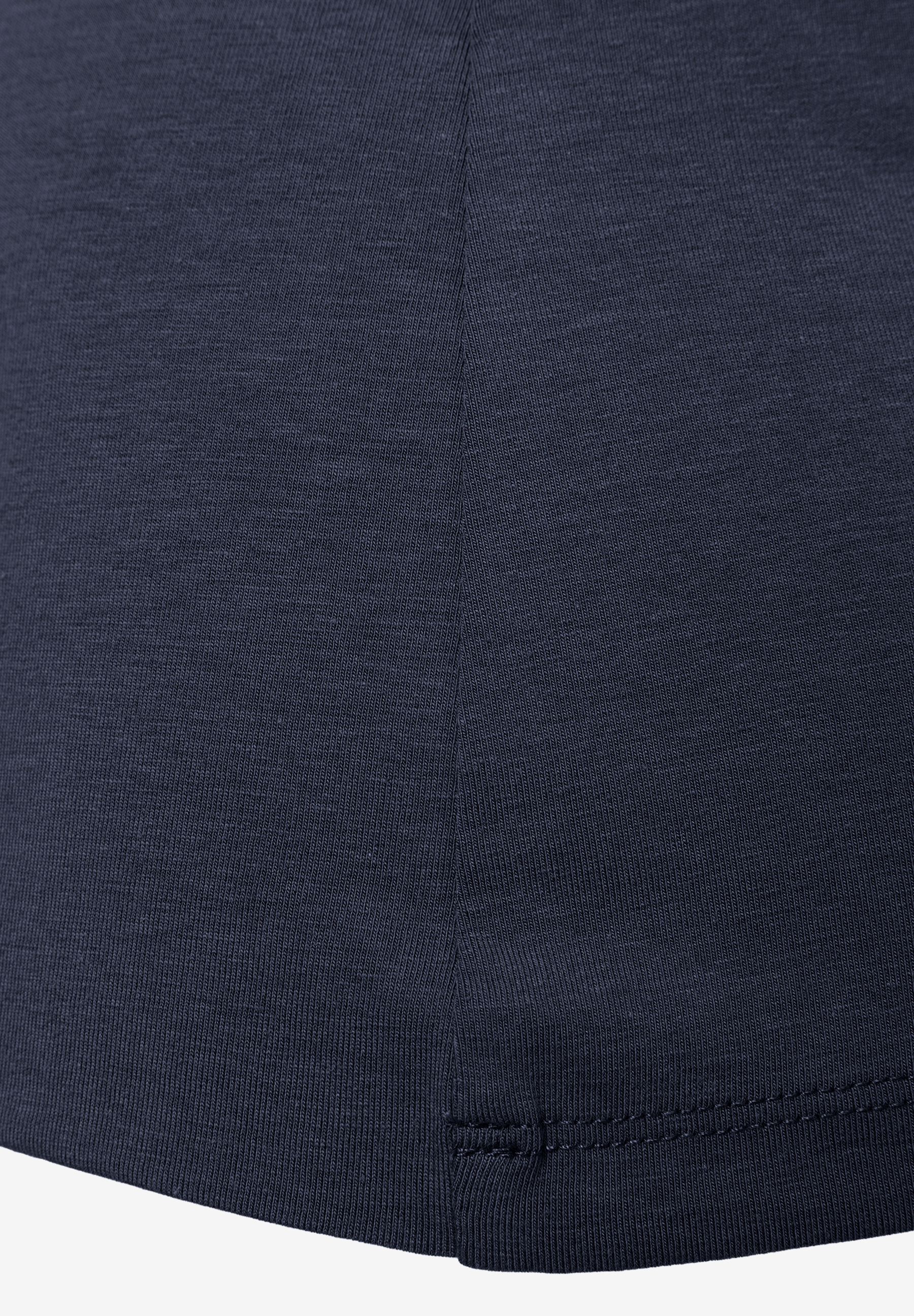 Nahaufnahme des MORE & MORE Oberteils aus Jersey, das hautfreundlich und elastisch ist. Nahaufnahme des MORE & MORE Oberteils aus Jersey, das hautfreundlich und elastisch ist.