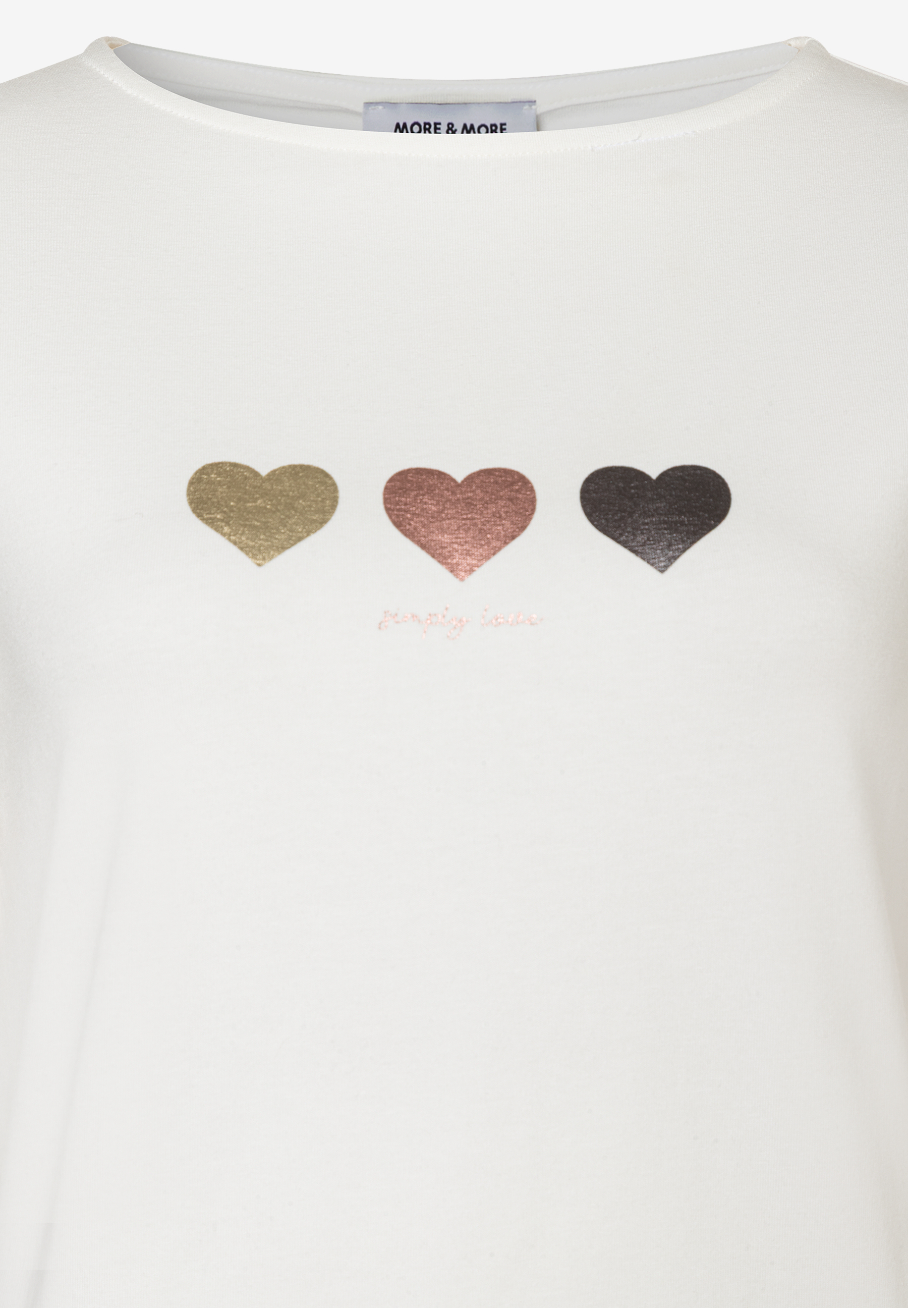 Ein weißes MORE & MORE Jersey-Top mit drei verschiedenfarbigen Herzen und dem Schriftzug „simply love“. Ein weißes MORE & MORE Jersey-Top mit drei verschiedenfarbigen Herzen und dem Schriftzug „simply love“.