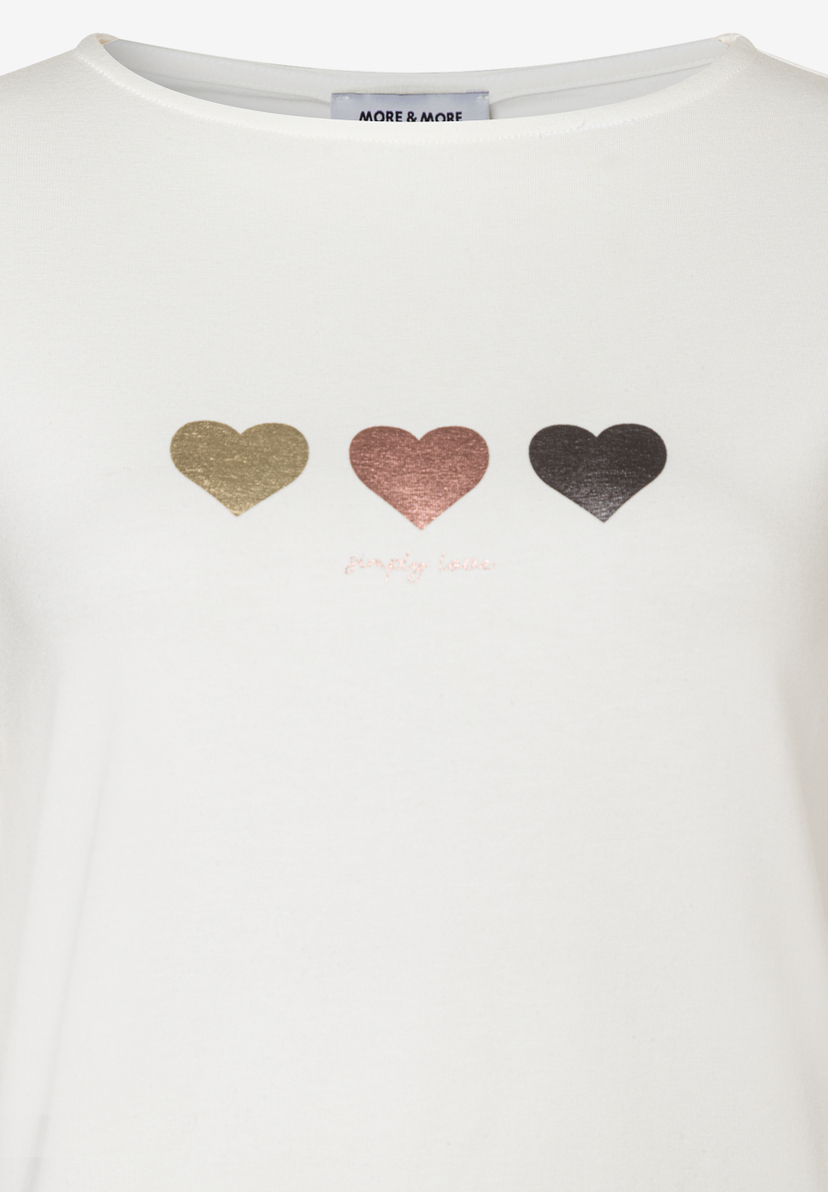 Ein weißes MORE & MORE Jersey-Top mit drei verschiedenfarbigen Herzen und dem Schriftzug „simply love“. Ein weißes MORE & MORE Jersey-Top mit drei verschiedenfarbigen Herzen und dem Schriftzug „simply love“.