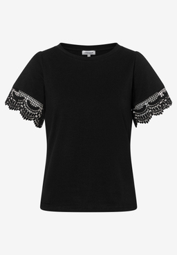 MORE & MORE T-Shirt, schwarz, mit kurzen Ärmeln und aufwendiger, schwarzer Häkelspitze am Ärmelsaum.