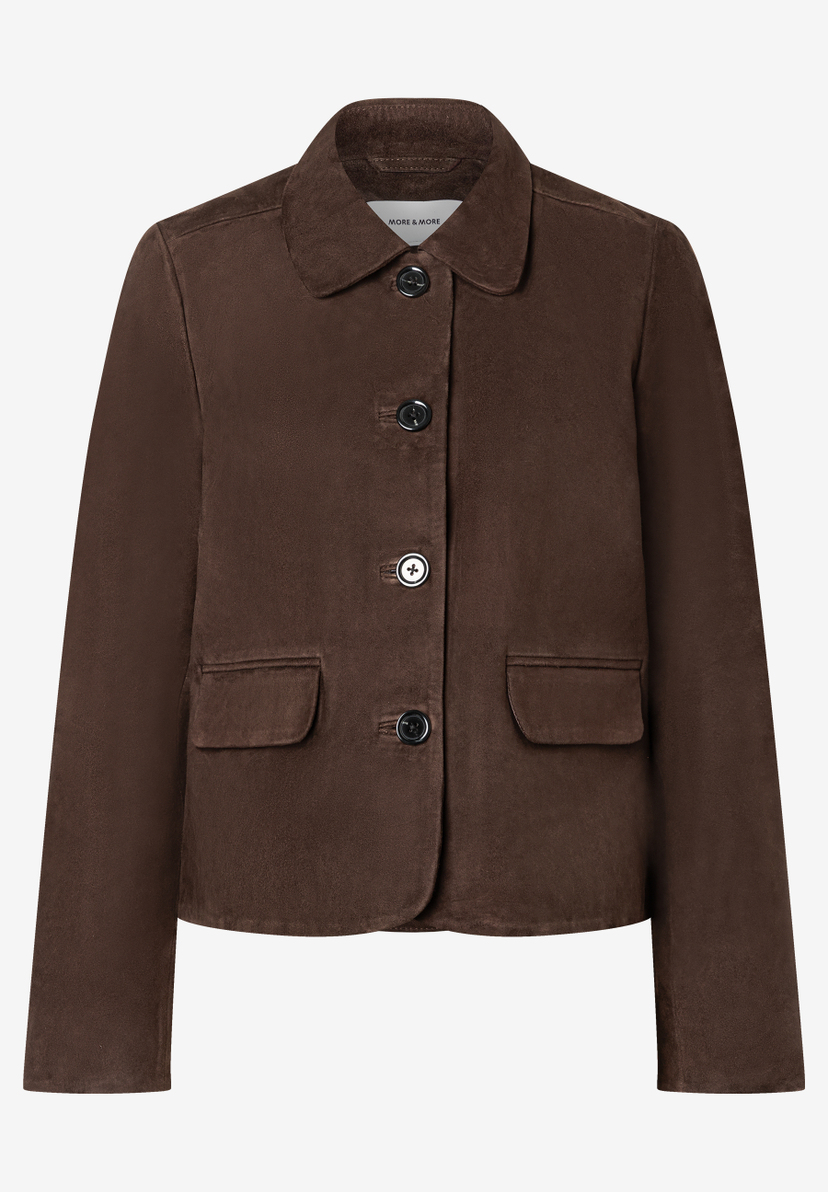Eine braune MORE & MORE Jacke, ein Oberteil mit Kragen und Knöpfen. Zwei kleine Taschen sind aufgesetzt. Eine braune MORE & MORE Jacke, ein Oberteil mit Kragen und Knöpfen. Zwei kleine Taschen sind aufgesetzt.