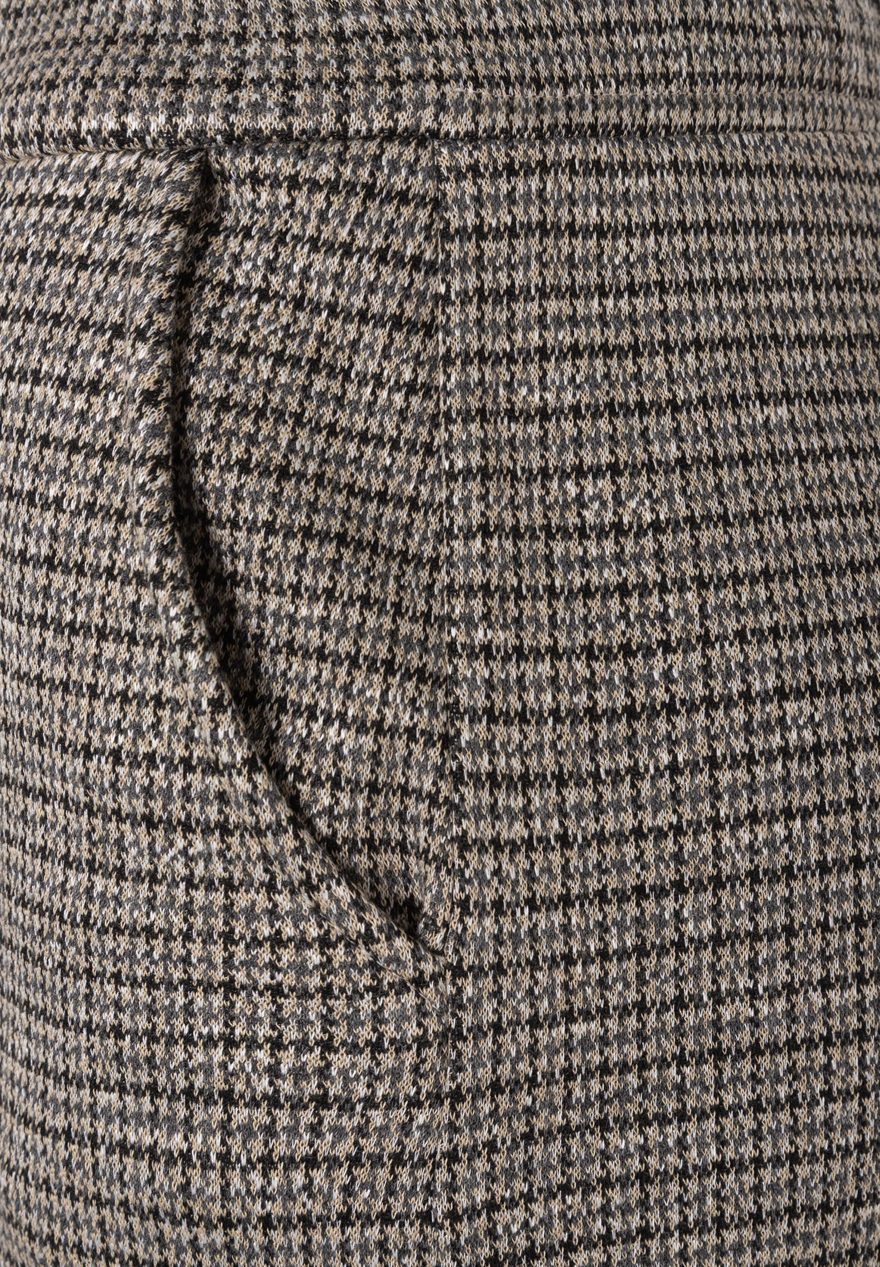 MORE & MORE Jeans: Nahtdetail auf der MORE & MORE Hose mit Hahnentrittmuster in Grau-, Schwarz-, und Weißtönen. MORE & MORE Jeans: Nahtdetail auf der MORE & MORE Hose mit Hahnentrittmuster in Grau-, Schwarz-, und Weißtönen.