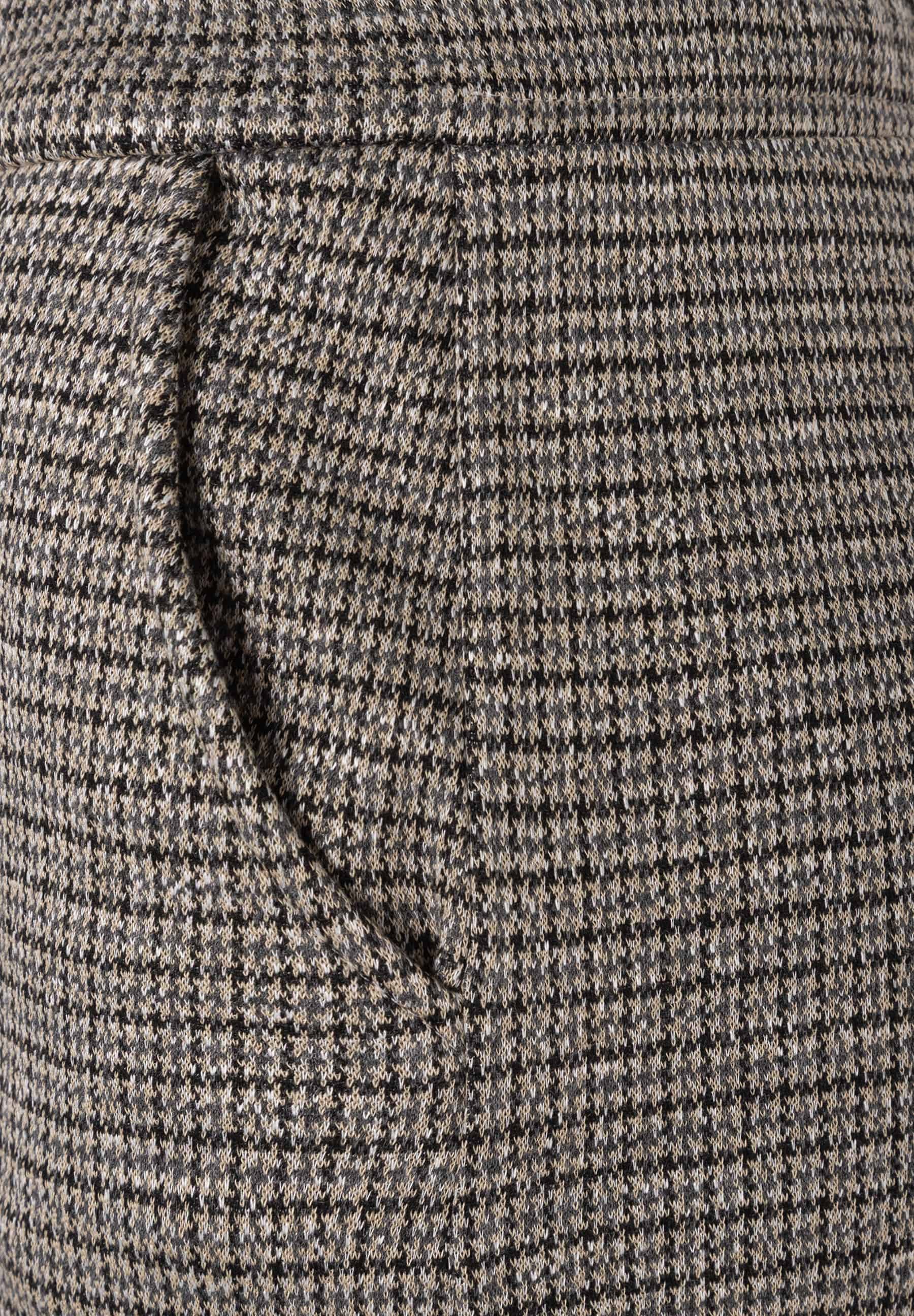 MORE & MORE Jeans: Nahtdetail auf der MORE & MORE Hose mit Hahnentrittmuster in Grau-, Schwarz-, und Weißtönen. MORE & MORE Jeans: Nahtdetail auf der MORE & MORE Hose mit Hahnentrittmuster in Grau-, Schwarz-, und Weißtönen.