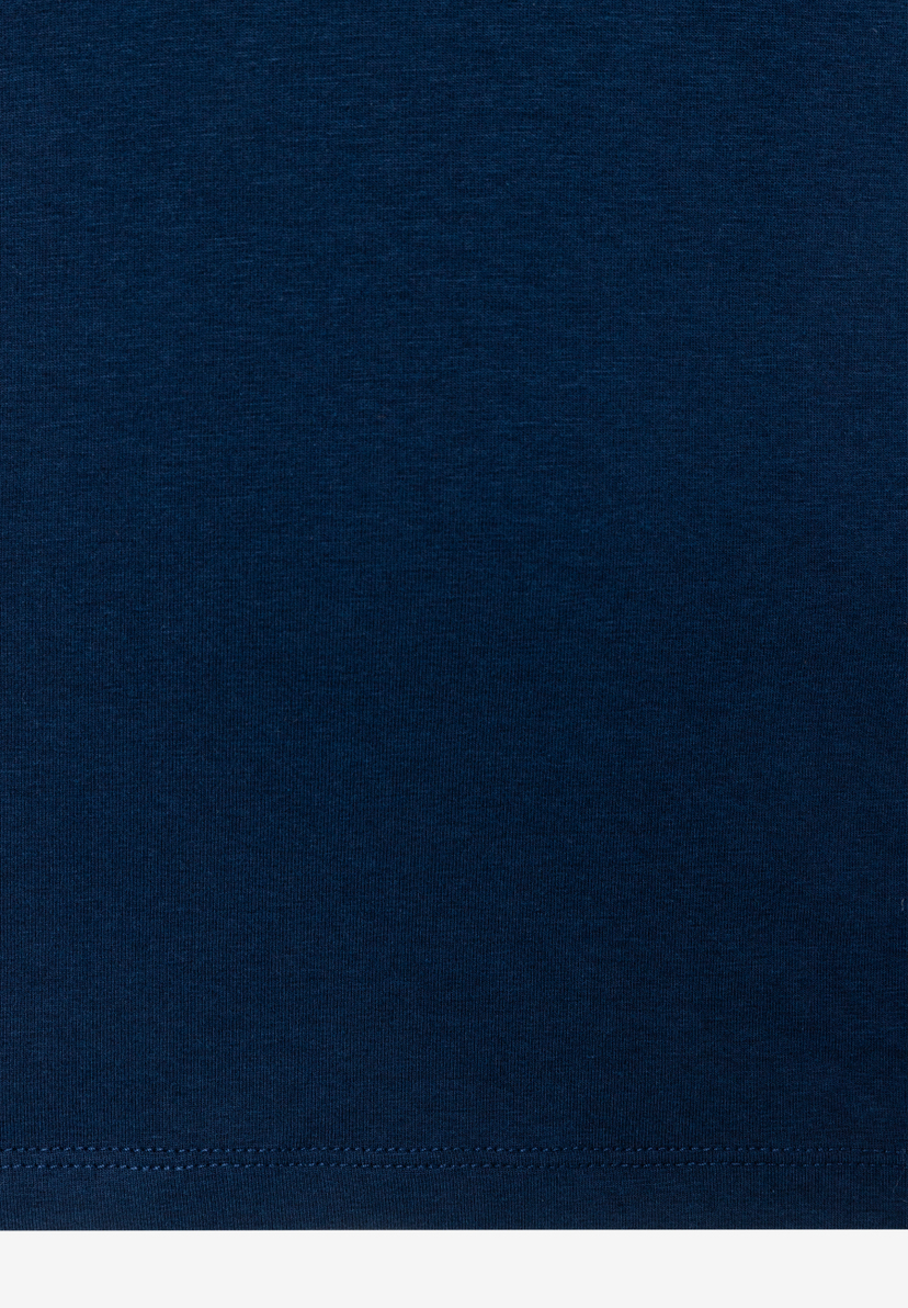 MORE & MORE T-Shirt/Top aus marineblauem Jersey-Stoff, detaillierte Textur mit feiner Rippung und sichtbarer Saumnaht. MORE & MORE T-Shirt/Top aus marineblauem Jersey-Stoff, detaillierte Textur mit feiner Rippung und sichtbarer Saumnaht.