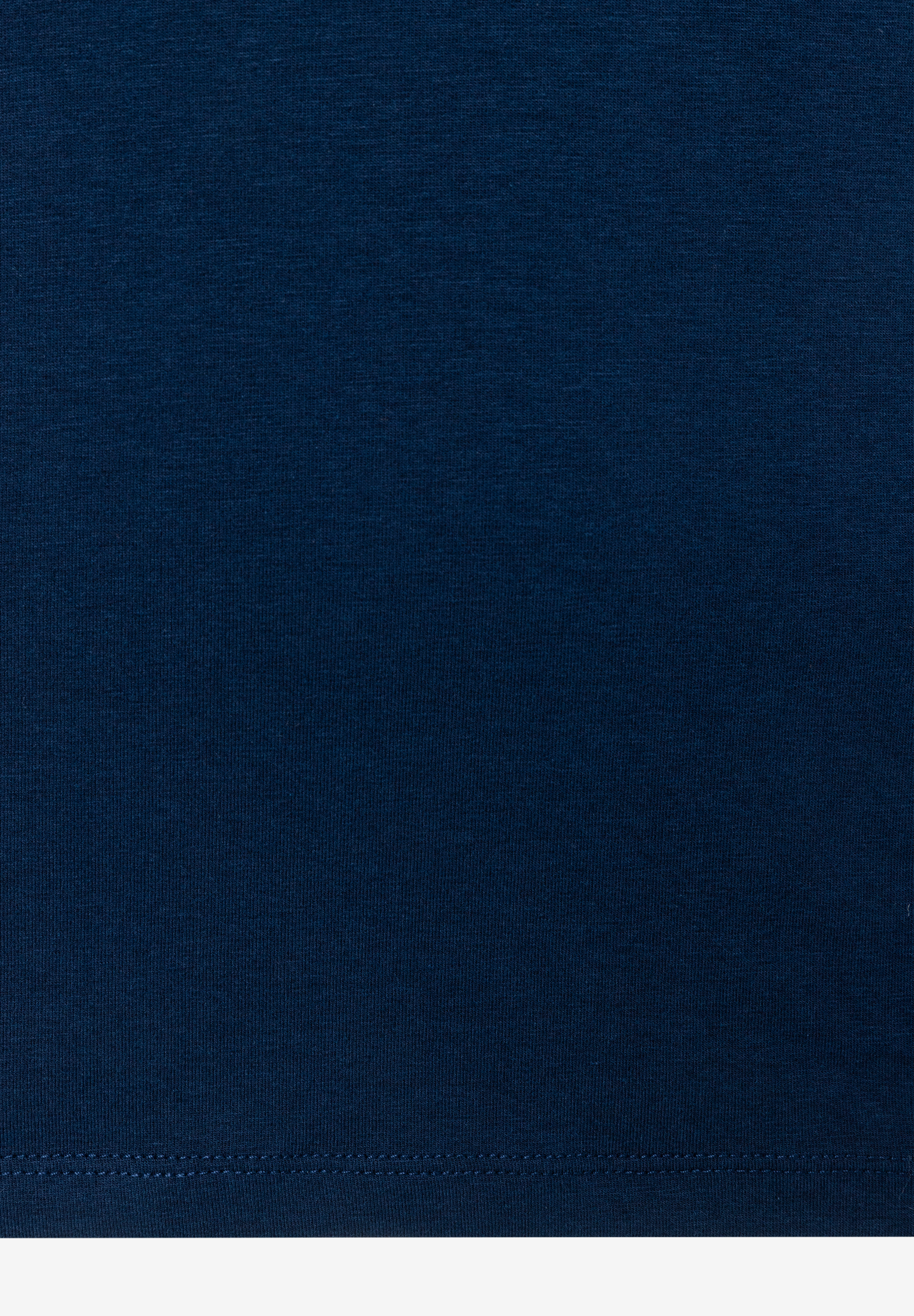 MORE & MORE T-Shirt aus dunkelblauem, elastischem Jersey-Stoff, unten mit feiner Naht versehen. MORE & MORE T-Shirt aus dunkelblauem, elastischem Jersey-Stoff, unten mit feiner Naht versehen.