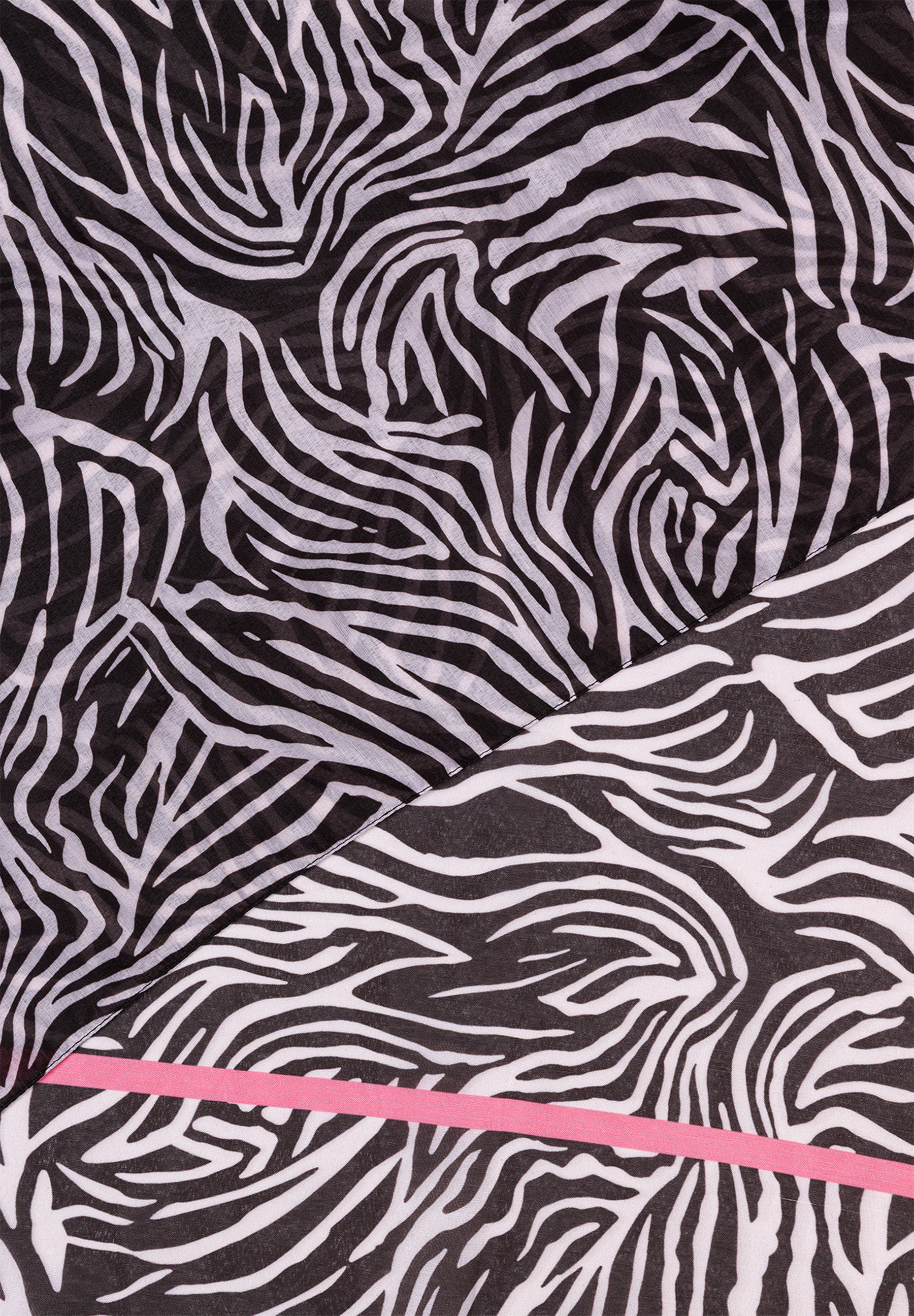 Nahaufnahme eines MORE & MORE Accessoires mit Zebra-Muster und pinkfarbenem Akzent. Nahaufnahme eines MORE & MORE Accessoires mit Zebra-Muster und pinkfarbenem Akzent.
