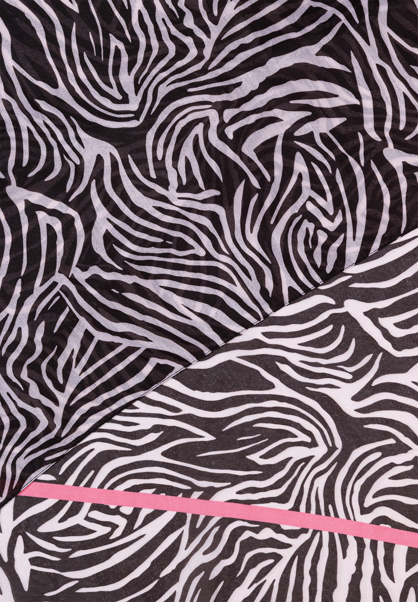 Nahaufnahme eines MORE & MORE Accessoires mit Zebra-Muster und pinkfarbenem Akzent. Nahaufnahme eines MORE & MORE Accessoires mit Zebra-Muster und pinkfarbenem Akzent.