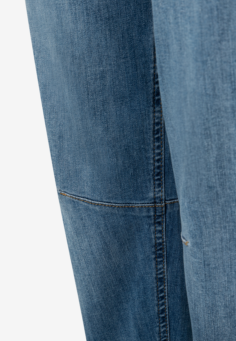 Detailaufnahme einer Jeanshose von MORE & MORE aus Denim mit Teilungsnaht und elastischem, angenehmen Tragekomfort. Detailaufnahme einer Jeanshose von MORE & MORE aus Denim mit Teilungsnaht und elastischem, angenehmen Tragekomfort.