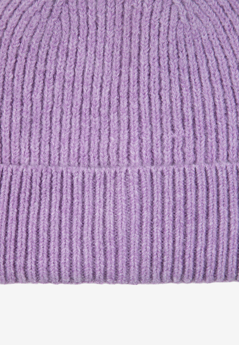 MORE & MORE gerippte Mütze in leuchtendem Lila, gestrickt mit einem gerollten Saum für Wärme und Stil.