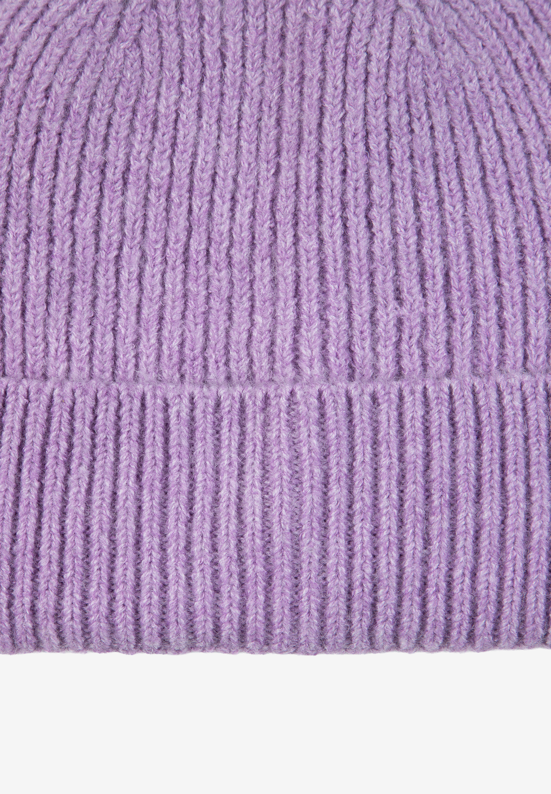 MORE & MORE gerippte Mütze in leuchtendem Lila, gestrickt mit einem gerollten Saum für Wärme und Stil. MORE & MORE gerippte Mütze in leuchtendem Lila, gestrickt mit einem gerollten Saum für Wärme und Stil.