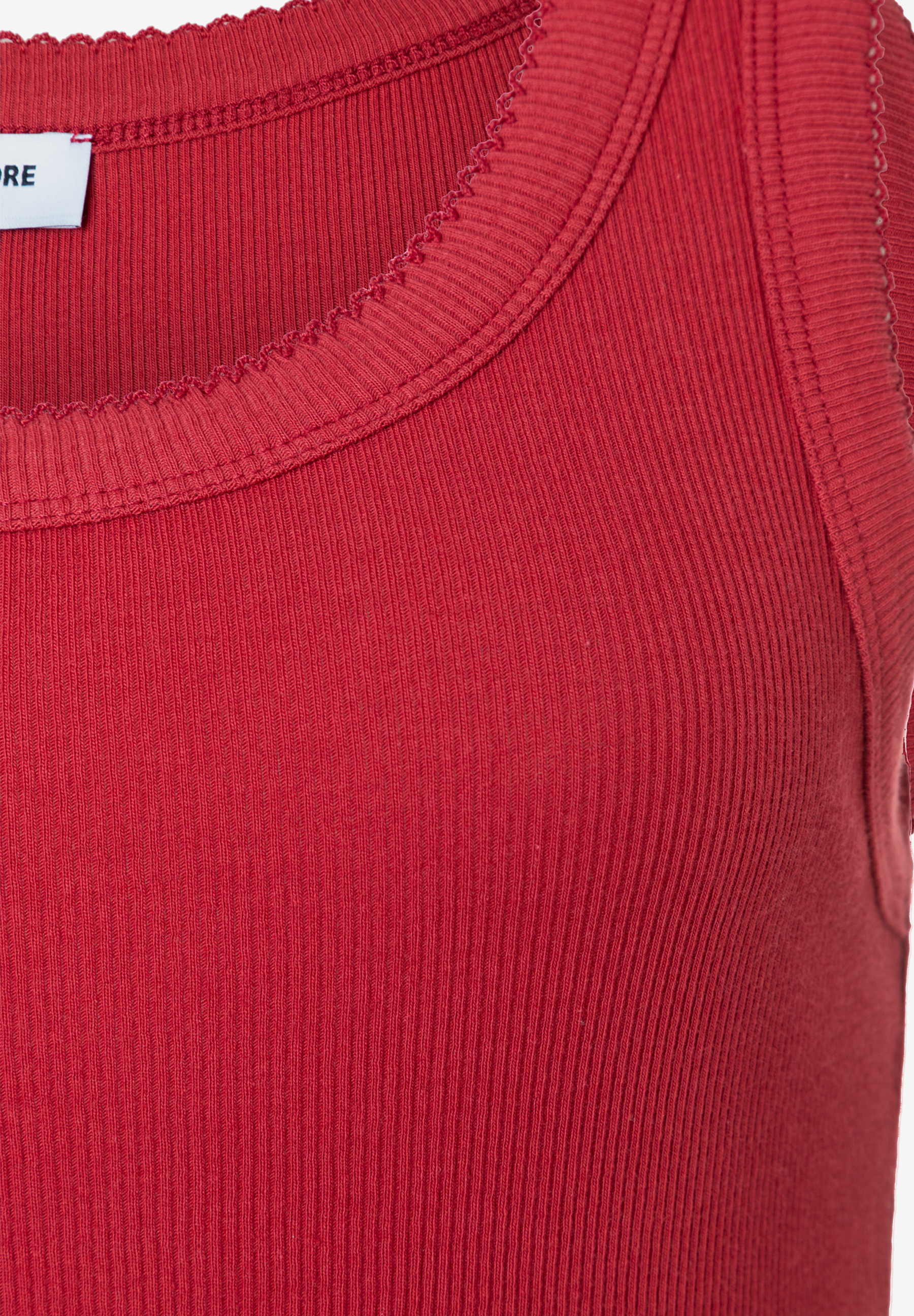 MORE & MORE geripptes, elastisches Trägertop in Rot. Das Oberteil hat eine Wellenkante am Ausschnitt und an den Armausschnitten. MORE & MORE geripptes, elastisches Trägertop in Rot. Das Oberteil hat eine Wellenkante am Ausschnitt und an den Armausschnitten.