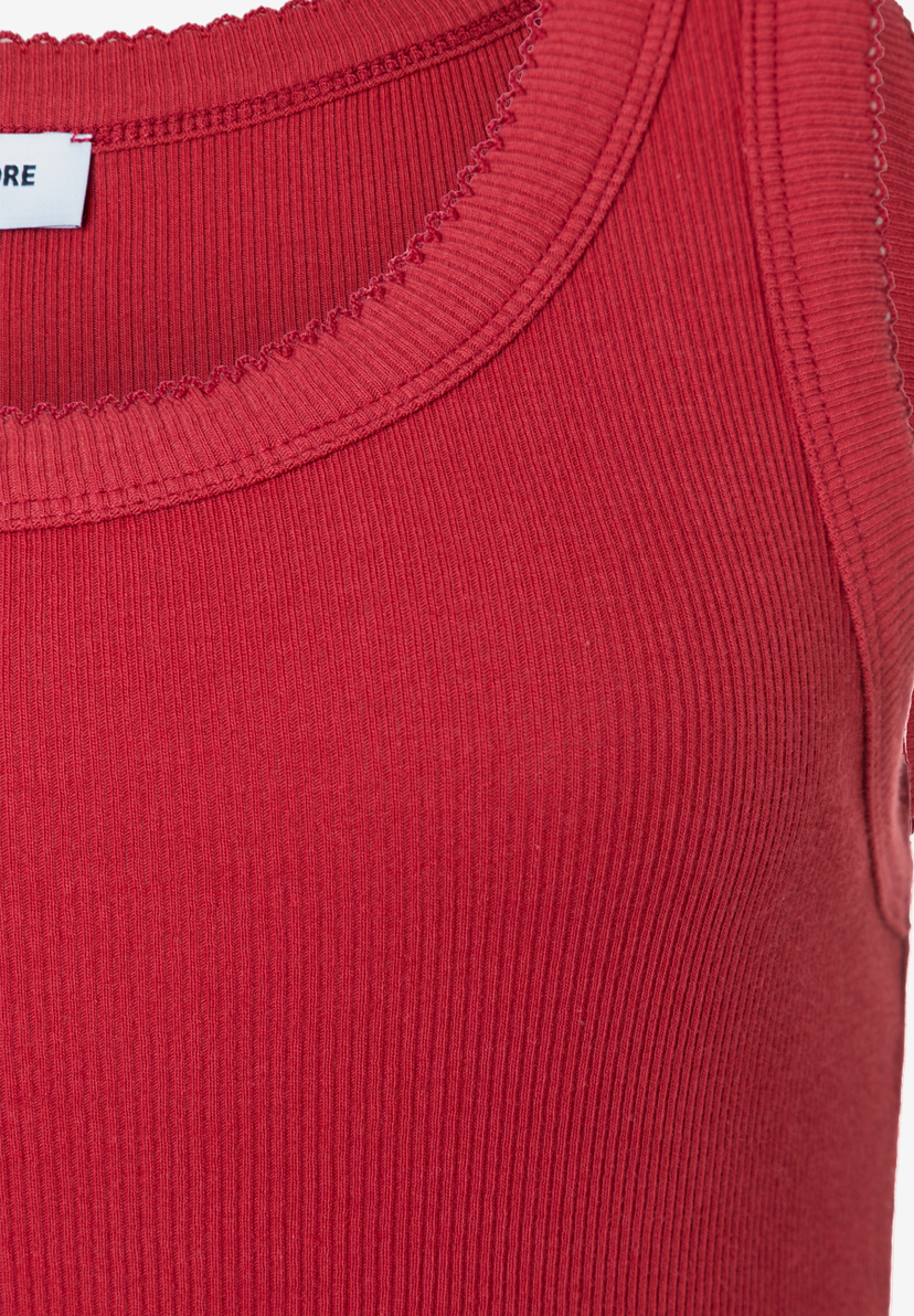 MORE & MORE geripptes, elastisches Trägertop in Rot. Das Oberteil hat eine Wellenkante am Ausschnitt und an den Armausschnitten. MORE & MORE geripptes, elastisches Trägertop in Rot. Das Oberteil hat eine Wellenkante am Ausschnitt und an den Armausschnitten.