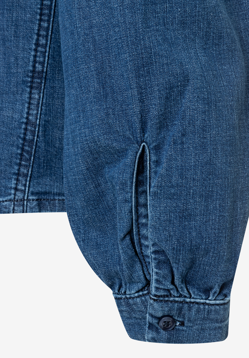 MORE & MORE Jeansbluse: Detailansicht des Ärmels mit Manschette und Knopf, hautfreundlicher Denim für angenehmen Tragekomfort. MORE & MORE Jeansbluse: Detailansicht des Ärmels mit Manschette und Knopf, hautfreundlicher Denim für angenehmen Tragekomfort.