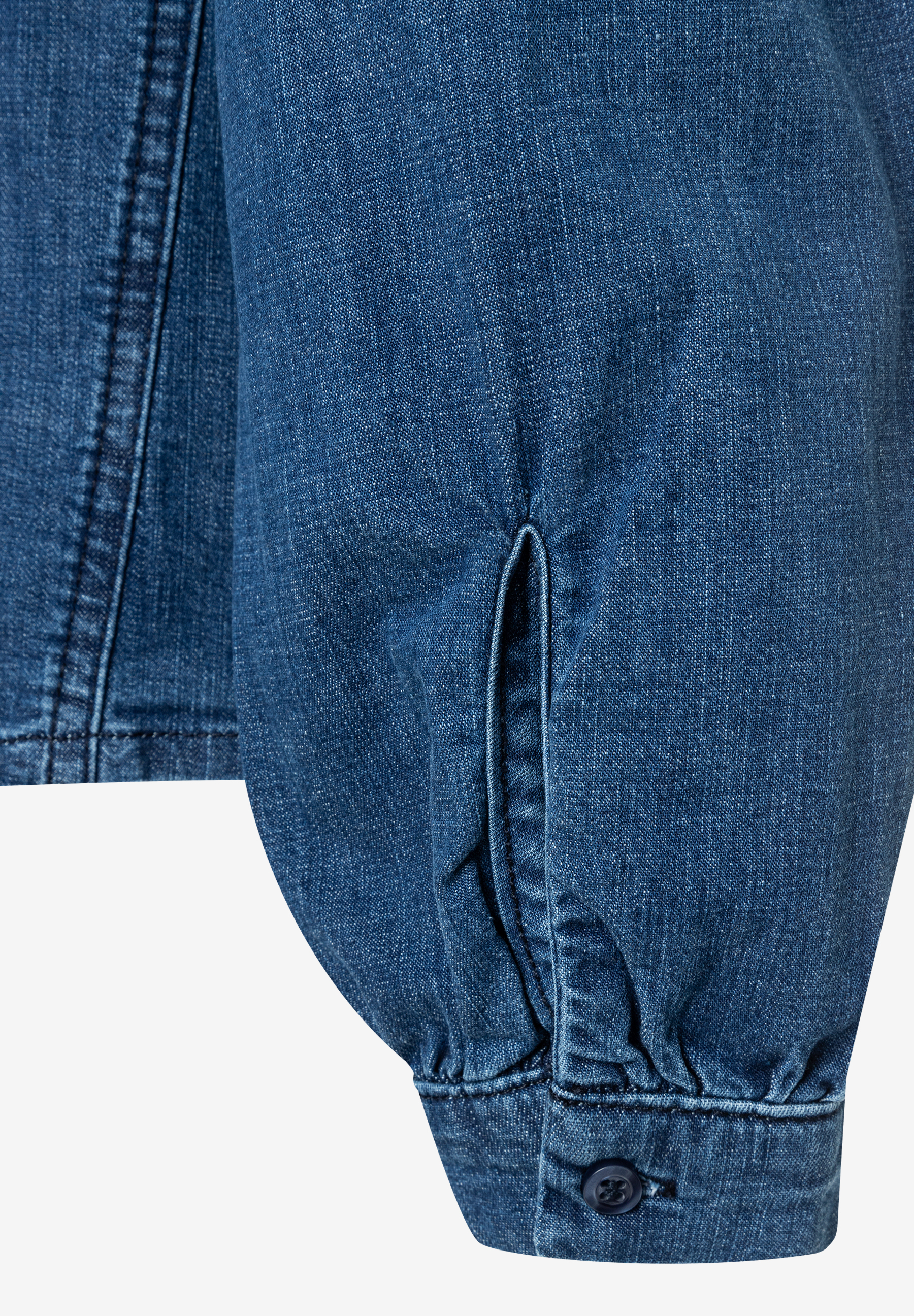 MORE & MORE Jeansbluse: Detailansicht des Ärmels mit Manschette und Knopf, hautfreundlicher Denim für angenehmen Tragekomfort. MORE & MORE Jeansbluse: Detailansicht des Ärmels mit Manschette und Knopf, hautfreundlicher Denim für angenehmen Tragekomfort.