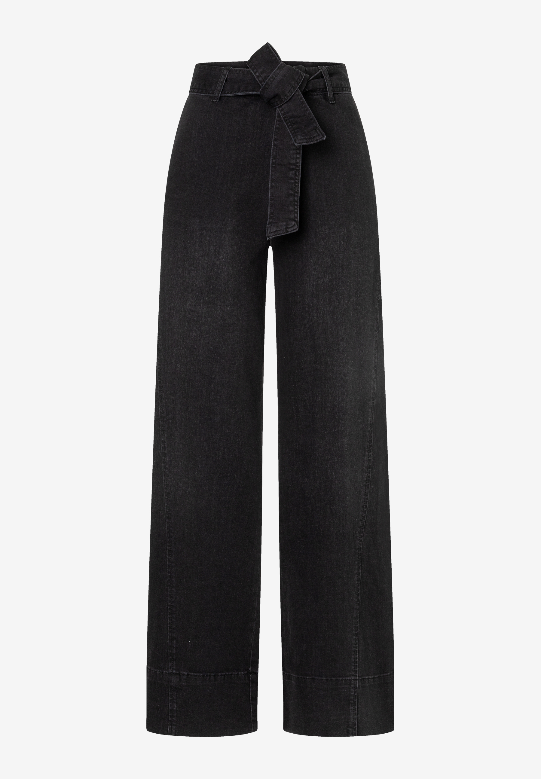MORE & MORE Jeans: Schwarze, weit geschnittene Hose mit Bindegürtel, vorne gebunden, auf grauem Hintergrund.