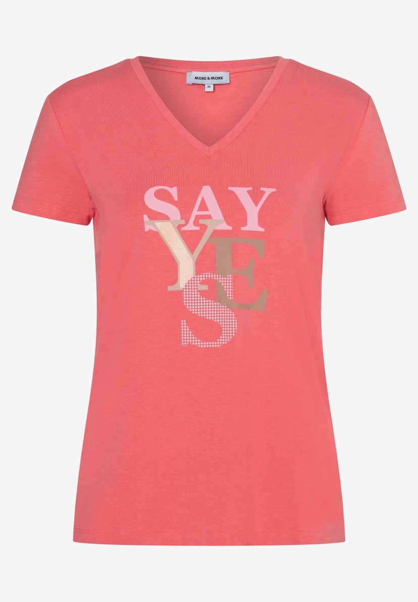 Ein korallfarbenes MORE & MORE T-Shirt mit V-Ausschnitt und dem Aufdruck "SAY YES". Ein korallfarbenes MORE & MORE T-Shirt mit V-Ausschnitt und dem Aufdruck "SAY YES".