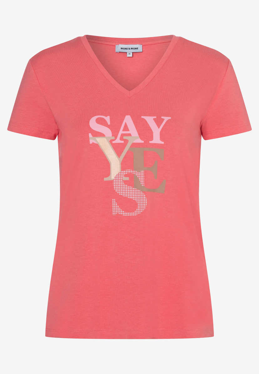 Ein korallfarbenes MORE & MORE T-Shirt mit V-Ausschnitt und dem Aufdruck "SAY YES". Ein korallfarbenes MORE & MORE T-Shirt mit V-Ausschnitt und dem Aufdruck "SAY YES".