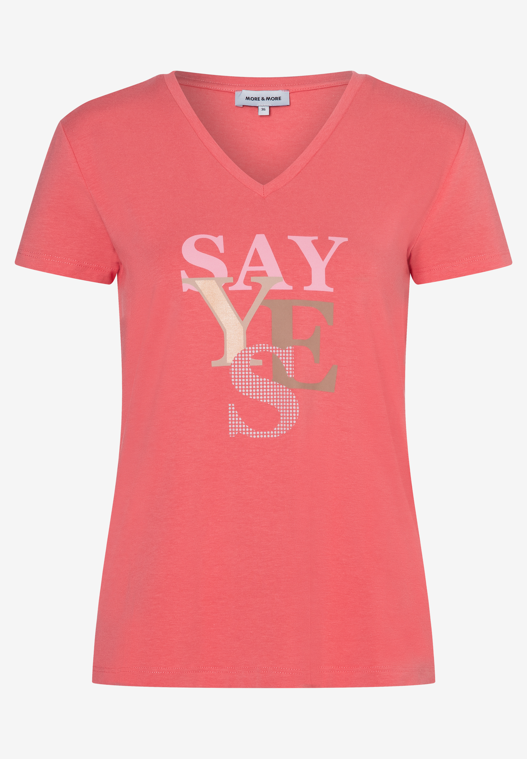 Ein korallfarbenes MORE & MORE T-Shirt mit V-Ausschnitt und dem Aufdruck "SAY YES". Ein korallfarbenes MORE & MORE T-Shirt mit V-Ausschnitt und dem Aufdruck "SAY YES".