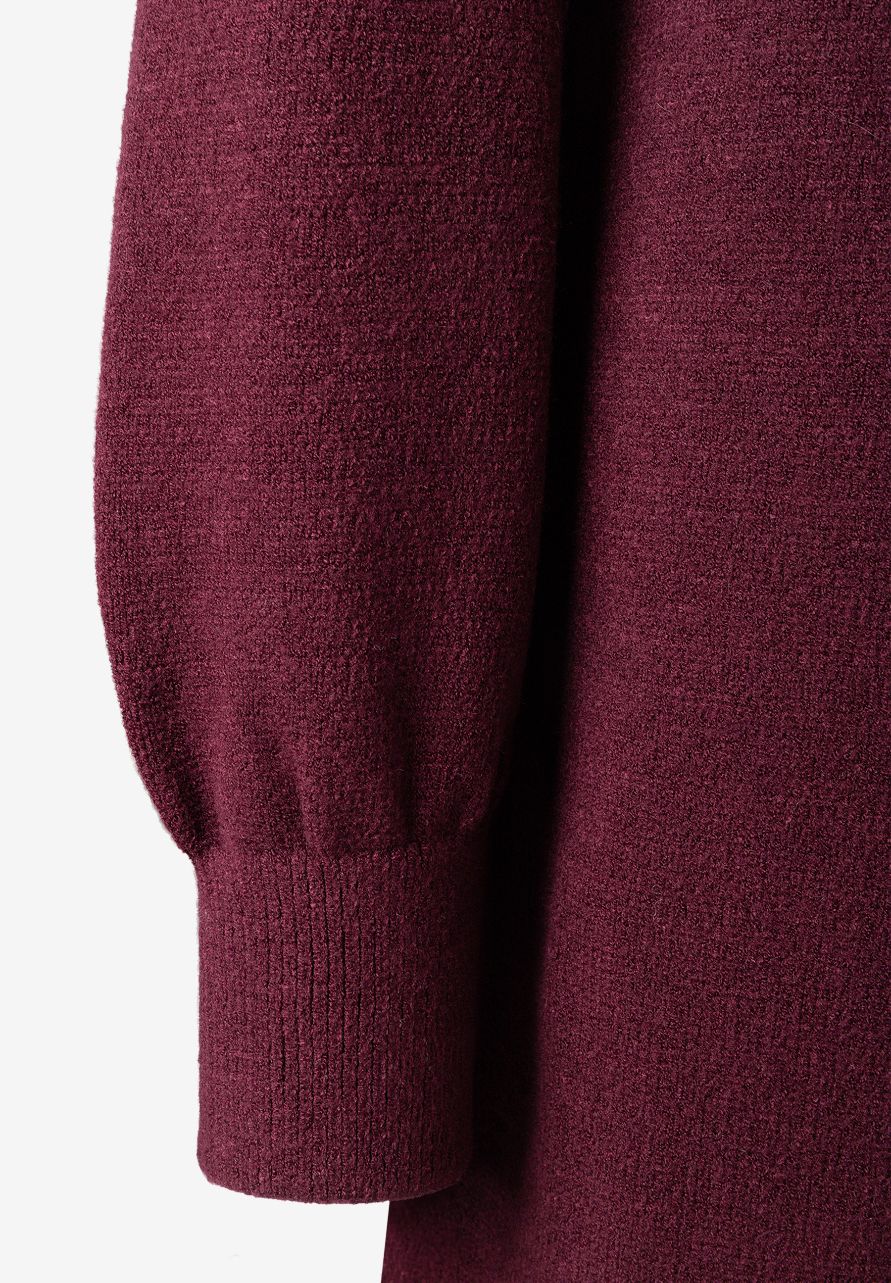MORE & MORE Damen-Strickkleid: Nahaufnahme des Ärmels in Bouclé-Struktur und geripptem Bündchen in sattem Burgunderrot.