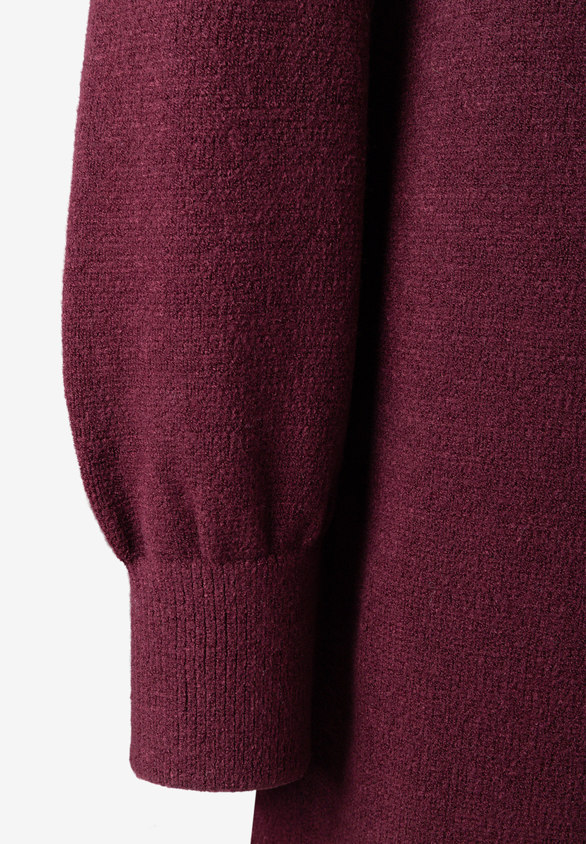 MORE & MORE Damen-Strickkleid: Nahaufnahme des Ärmels in Bouclé-Struktur und geripptem Bündchen in sattem Burgunderrot. MORE & MORE Damen-Strickkleid: Nahaufnahme des Ärmels in Bouclé-Struktur und geripptem Bündchen in sattem Burgunderrot.