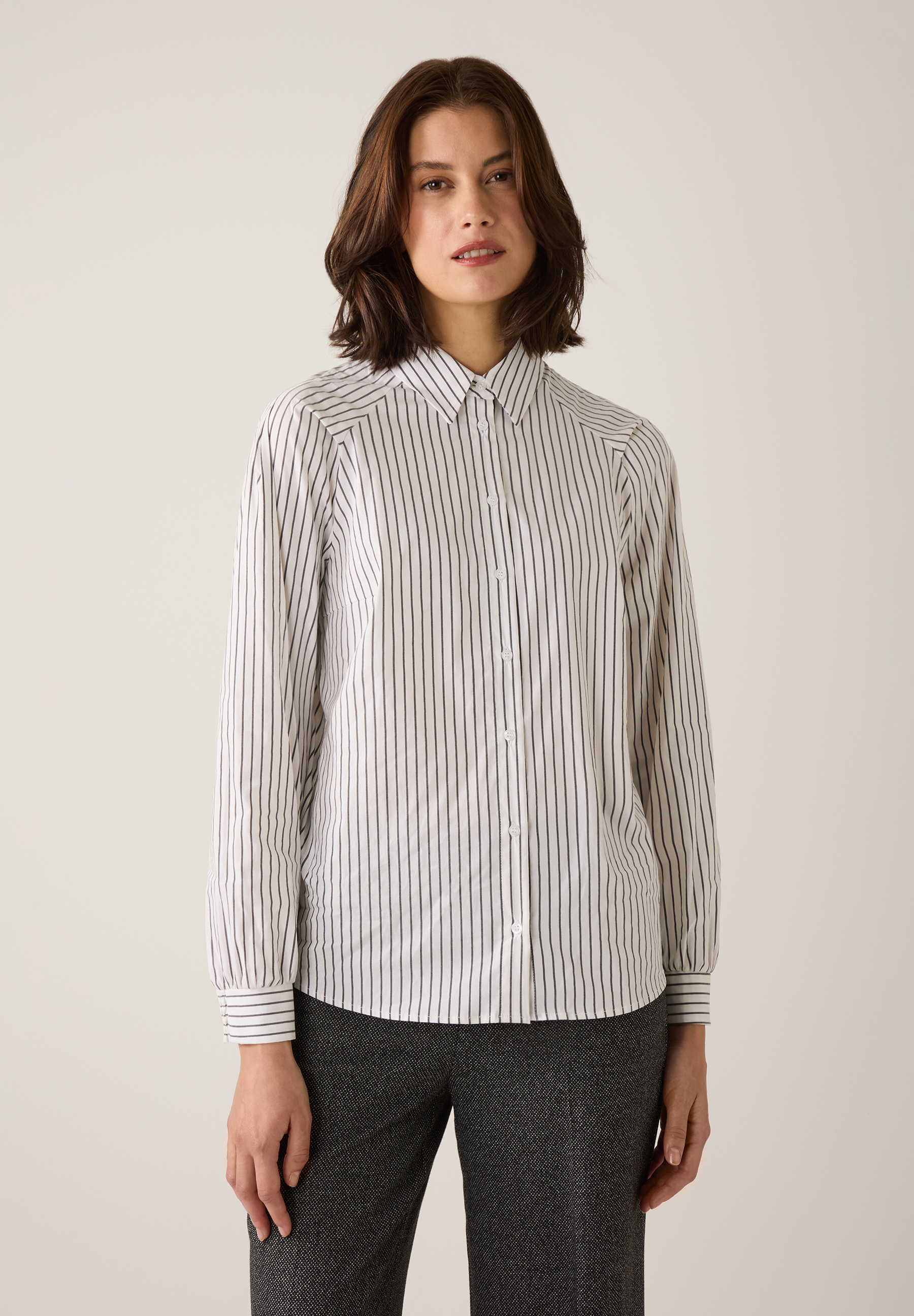 Eine MORE & MORE Bluse mit Popeline-Material und vertikalen Streifen.