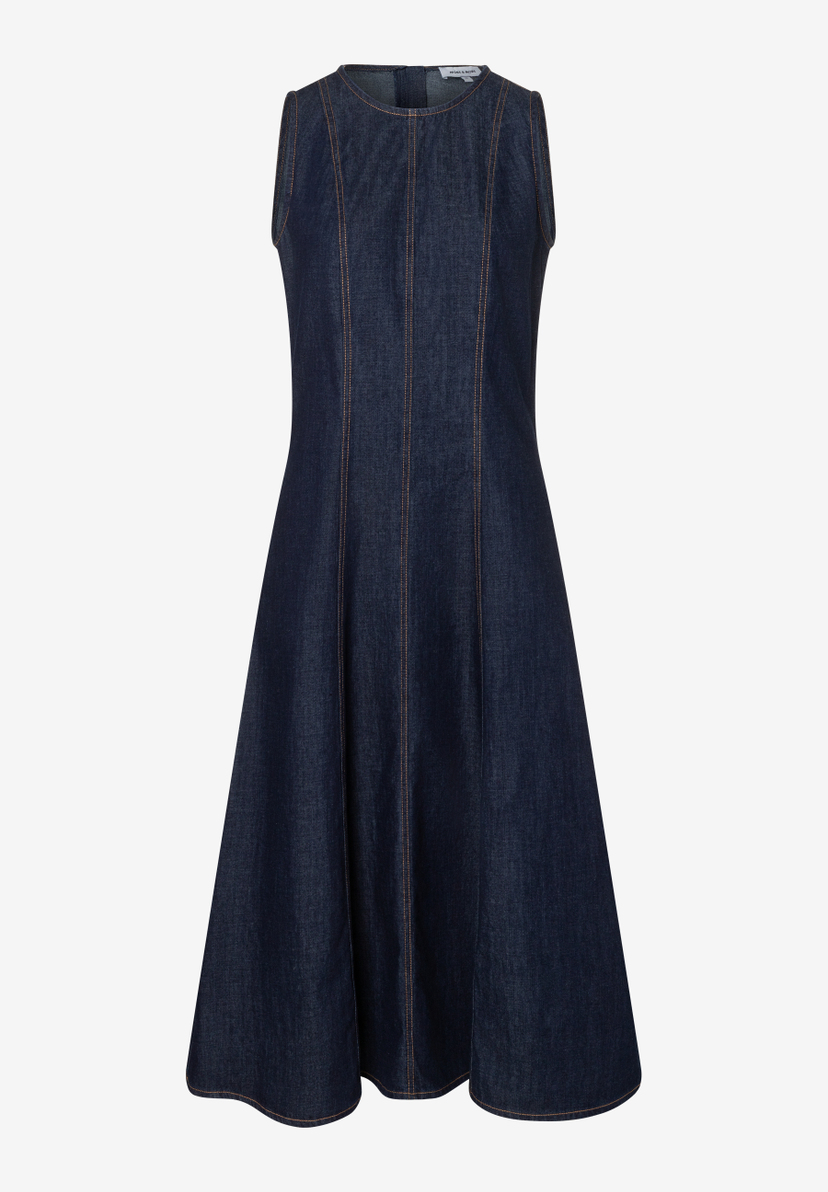 Ein ärmelloses Kleid von MORE & MORE aus Jeansstoff mit A-Linien-Schnitt. Dekorative Nähte akzentuieren das Design.