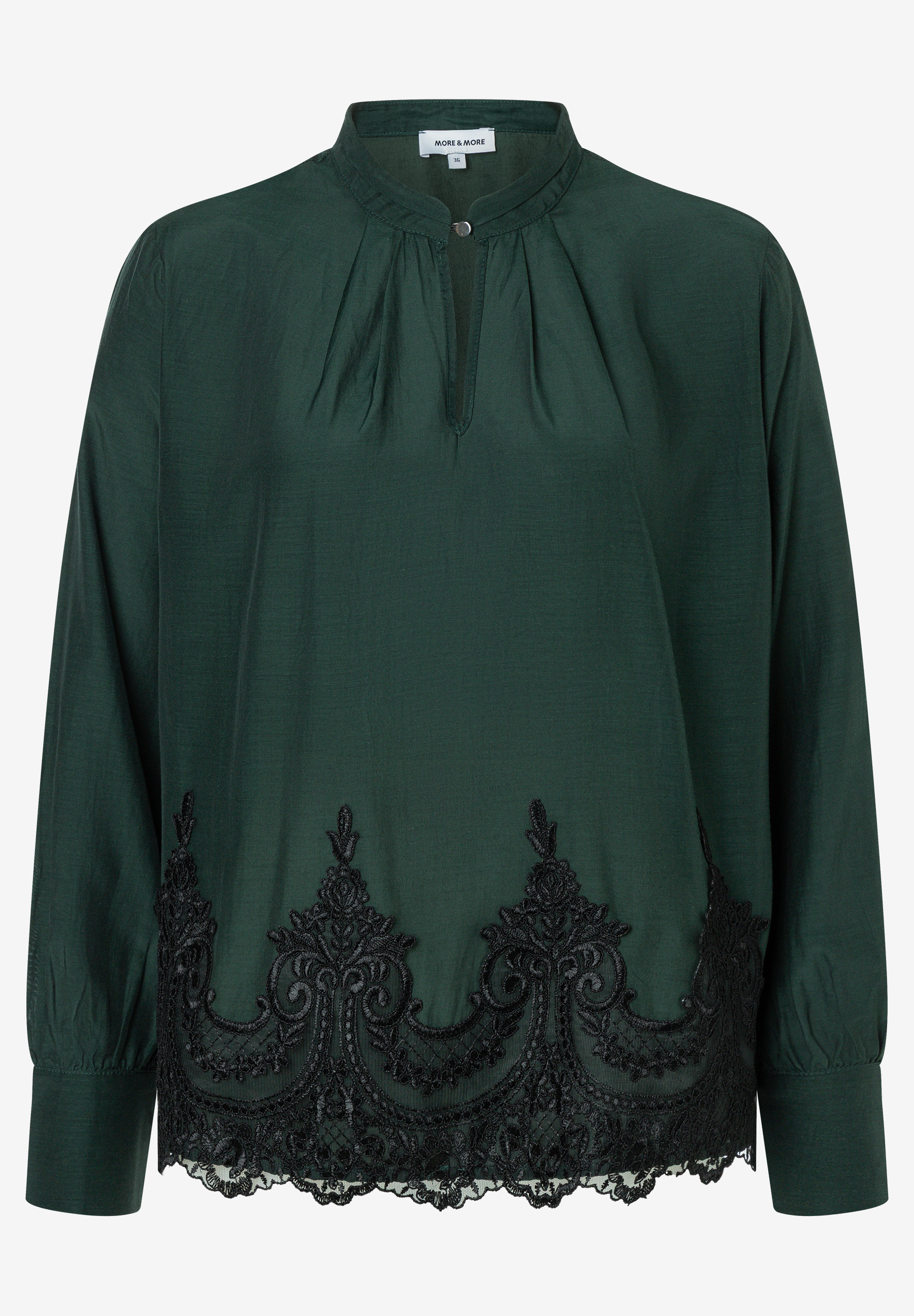 MORE & MORE Bluse: Grüne Bluse mit Stehkragen und gerafftem V-Ausschnitt. Saum mit schwarzer Blumenstickerei und Wellenrand. MORE & MORE Bluse: Grüne Bluse mit Stehkragen und gerafftem V-Ausschnitt. Saum mit schwarzer Blumenstickerei und Wellenrand.