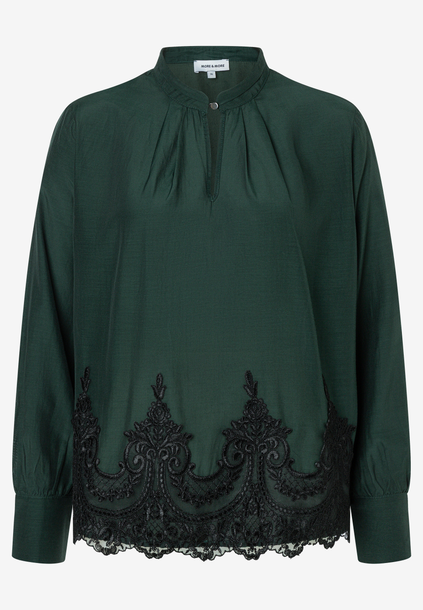 MORE & MORE Bluse: Grüne Bluse mit Stehkragen und gerafftem V-Ausschnitt. Saum mit schwarzer Blumenstickerei und Wellenrand. MORE & MORE Bluse: Grüne Bluse mit Stehkragen und gerafftem V-Ausschnitt. Saum mit schwarzer Blumenstickerei und Wellenrand.