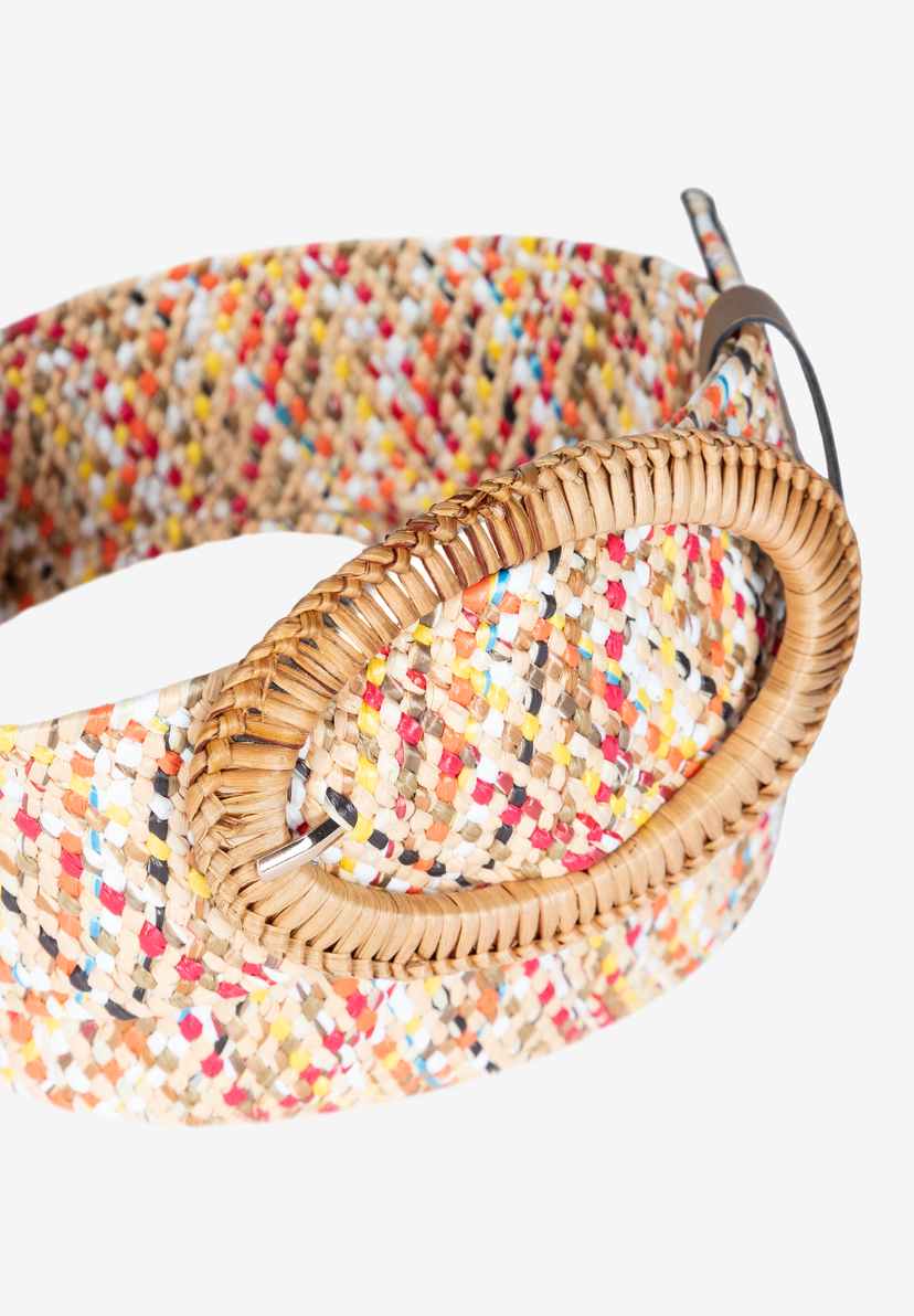 Nahaufnahme eines MORE & MORE Accessoires: Ein geflochtener Gürtel mit farbenfroher Musterung und markanter Schnalle. Nahaufnahme eines MORE & MORE Accessoires: Ein geflochtener Gürtel mit farbenfroher Musterung und markanter Schnalle.