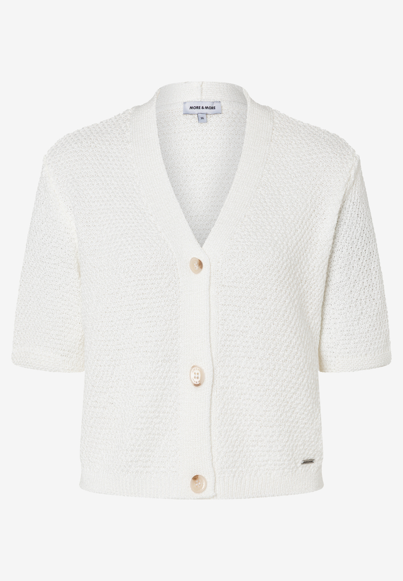 Eine weiße Strickjacke mit V-Ausschnitt und kurzen Ärmeln von MORE & MORE. Eine weiße Strickjacke mit V-Ausschnitt und kurzen Ärmeln von MORE & MORE.