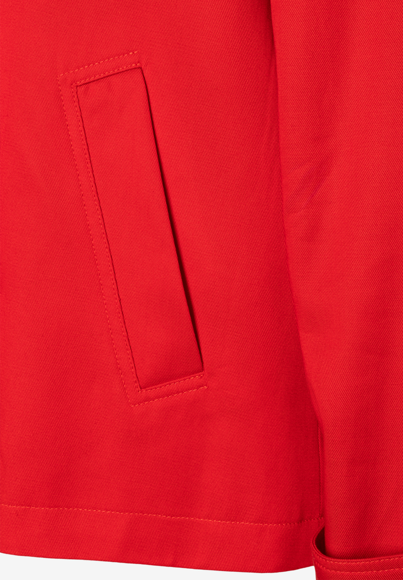 Detail einer roten MORE & MORE Jacke aus Twill mit aufgesetzter Tasche. Detail einer roten MORE & MORE Jacke aus Twill mit aufgesetzter Tasche.