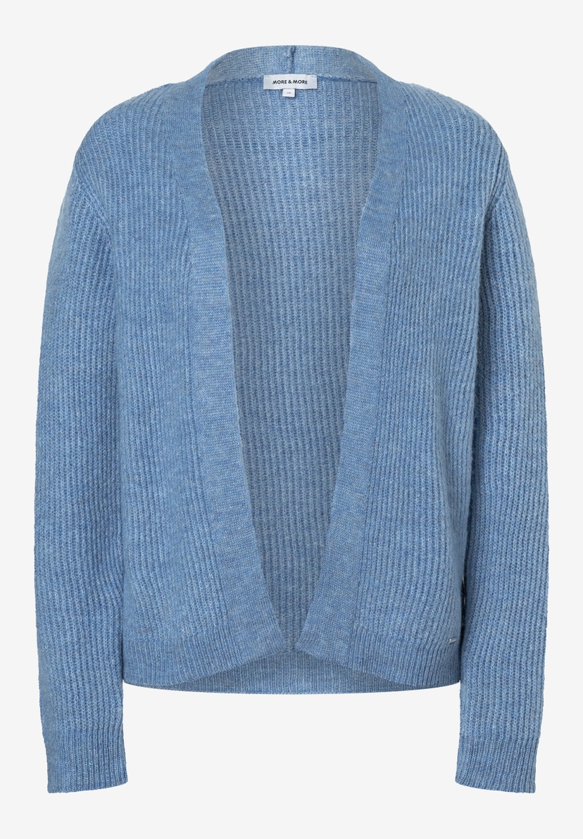 MORE & MORE Damen Strickjacke/Pullover in Hellblau mit offenem Schnitt, liegend auf weißem Hintergrund. MORE & MORE Damen Strickjacke/Pullover in Hellblau mit offenem Schnitt, liegend auf weißem Hintergrund.