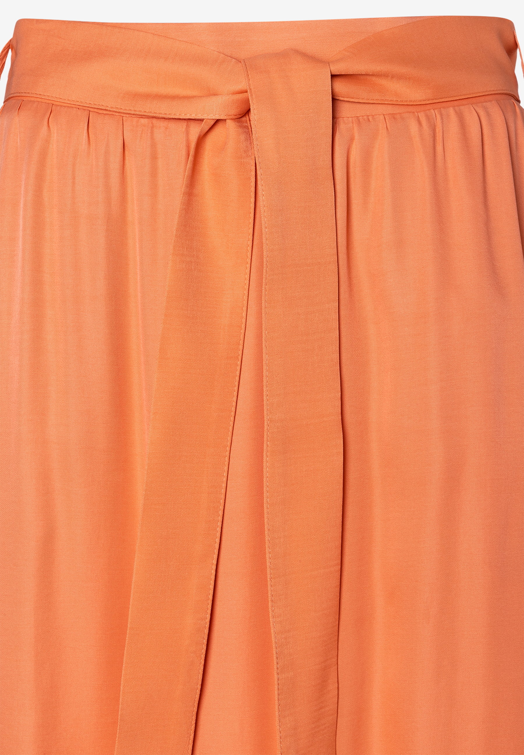 Nahaufnahme eines orangefarbenen MORE & MORE Rocks aus Viskose mit Bindegürtel. Nahaufnahme eines orangefarbenen MORE & MORE Rocks aus Viskose mit Bindegürtel.