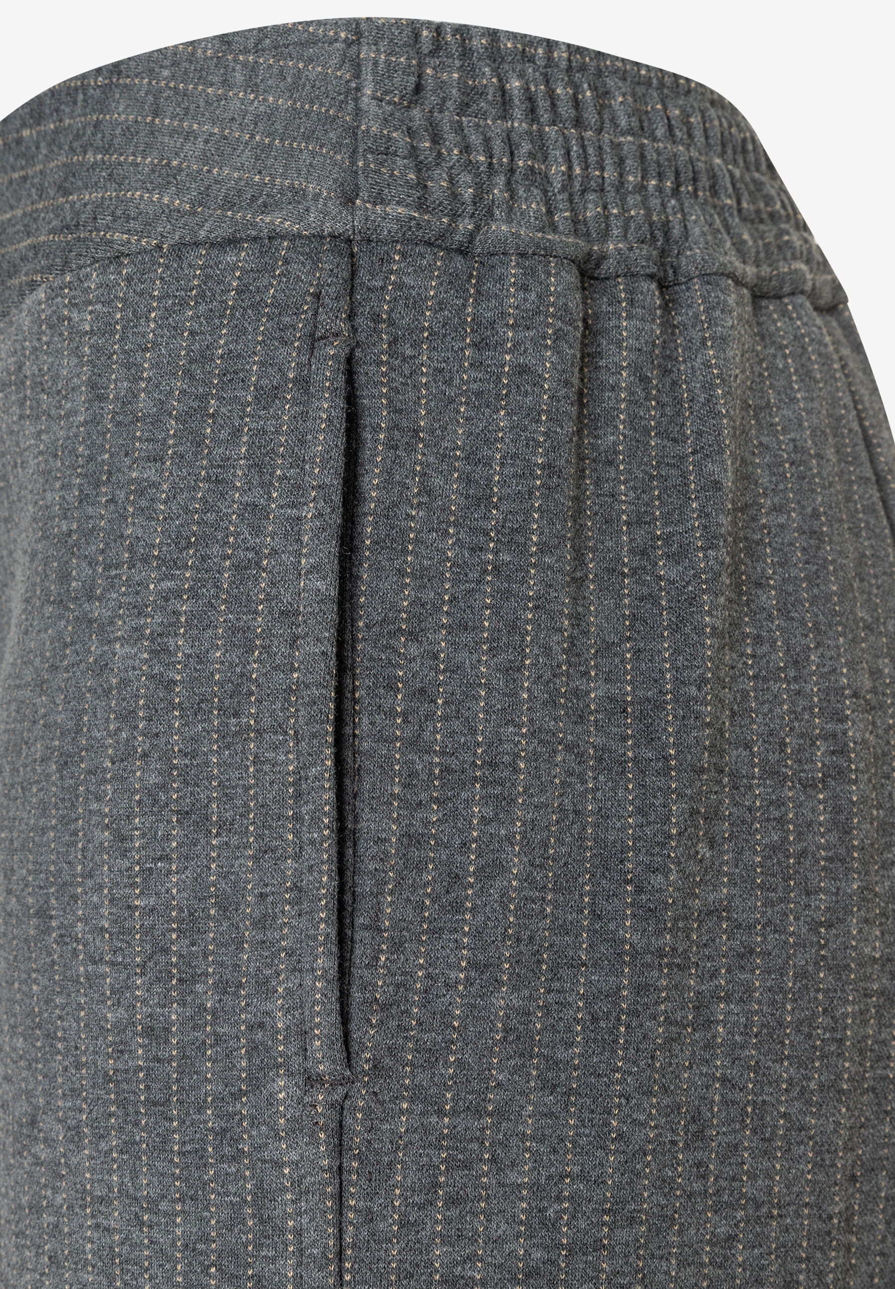 Detailaufnahme grauer MORE & MORE Hose mit Nadelstreifen und elastischem Bund. Detailaufnahme grauer MORE & MORE Hose mit Nadelstreifen und elastischem Bund.