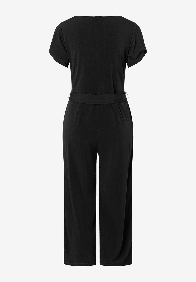 Ein schwarzer, knitterarmer MORE & MORE Jumpsuit mit Jersey und Stretch-Material. Ein schwarzer, knitterarmer MORE & MORE Jumpsuit mit Jersey und Stretch-Material.
