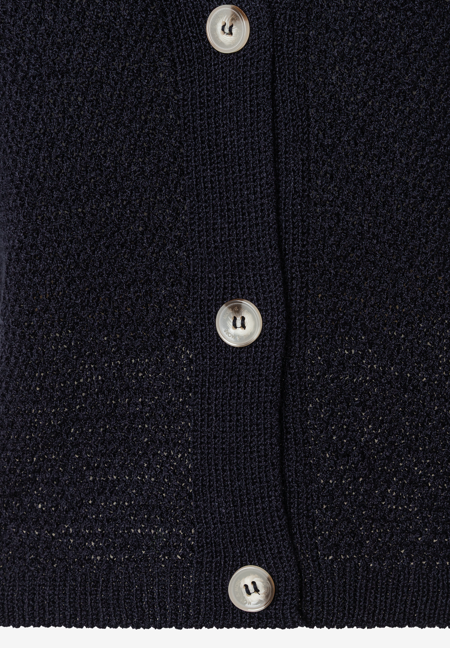 Detailansicht eines MORE & MORE Strickpullovers in Marineblau mit drei hellen Knöpfen. Detailansicht eines MORE & MORE Strickpullovers in Marineblau mit drei hellen Knöpfen.