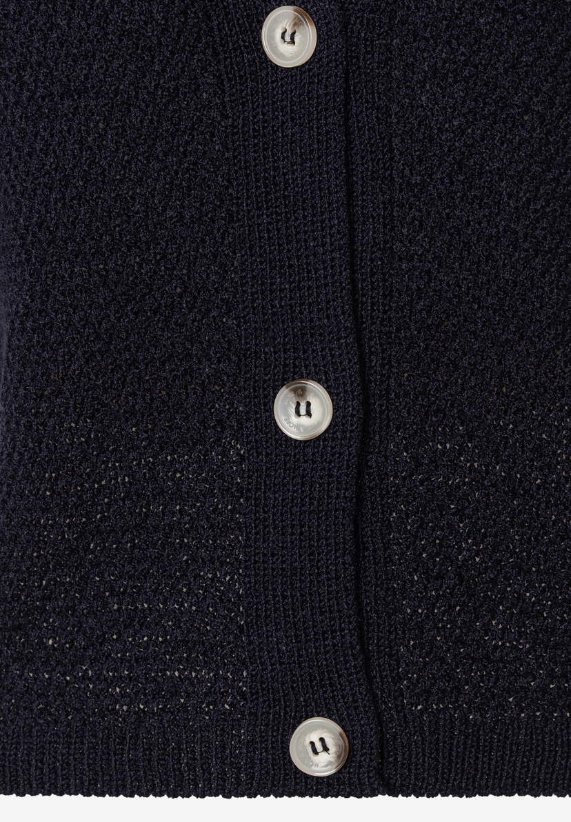Detailansicht eines MORE & MORE Strickpullovers in Marineblau mit drei hellen Knöpfen. Detailansicht eines MORE & MORE Strickpullovers in Marineblau mit drei hellen Knöpfen.