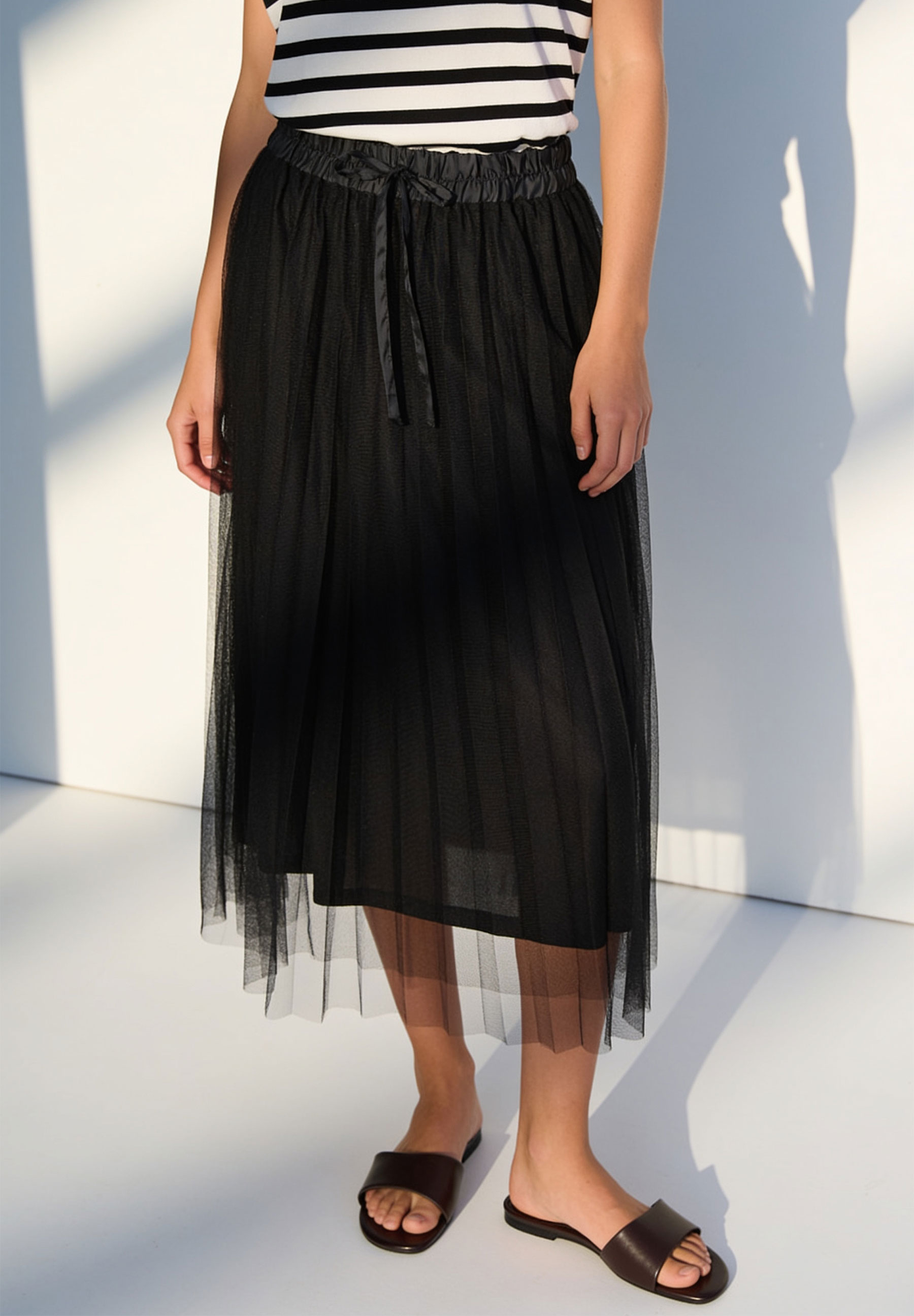 MORE & MORE Mesh-Midirock in Schwarz, leicht und elastisch, mit plissiertem Rockteil und elastischem Bund. Perfekt f
Hilfreiche Bildbeschreibung f
r blinde Menschen: MORE & MORE Mesh-Midirock in Schwarz, leicht und elastisch, mit plissiertem Rockteil und elastischem Bund. Perfekt f
Hilfreiche Bildbeschreibung f
r blinde Menschen: