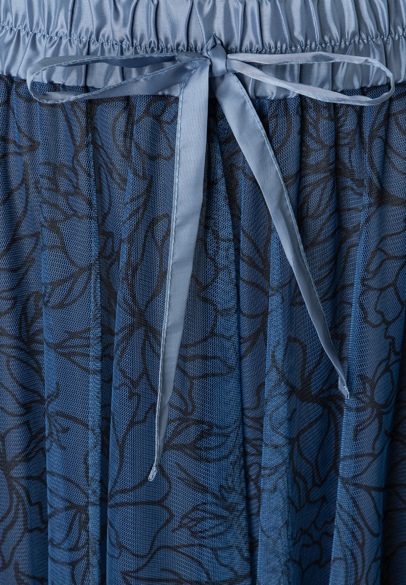 Blauer MORE & MORE Rock aus Mesh mit Blumenmuster und Schleife am Bund. Blauer MORE & MORE Rock aus Mesh mit Blumenmuster und Schleife am Bund.