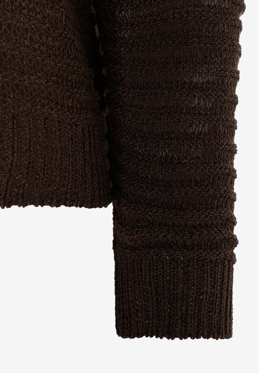 MORE & MORE Pullover mit braunem, grob gestricktem Ärmel und Saum auf weißem Hintergrund. MORE & MORE Pullover mit braunem, grob gestricktem Ärmel und Saum auf weißem Hintergrund.
