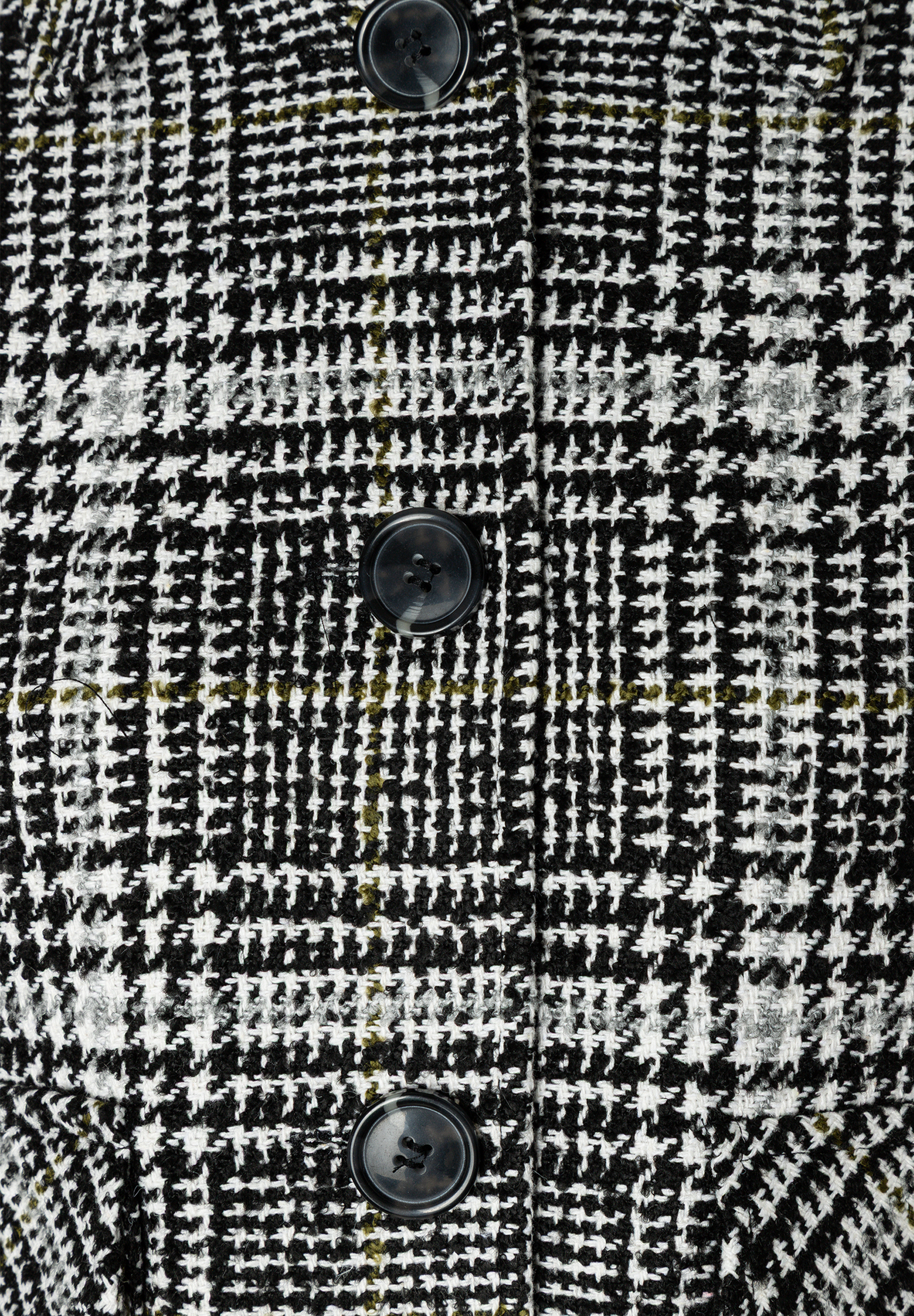 MORE & MORE Jacke im Hahnentrittmuster: Schwarz-weißes Hahnentrittmuster mit drei dunklen Knöpfen und feinen grünen Akzenten.