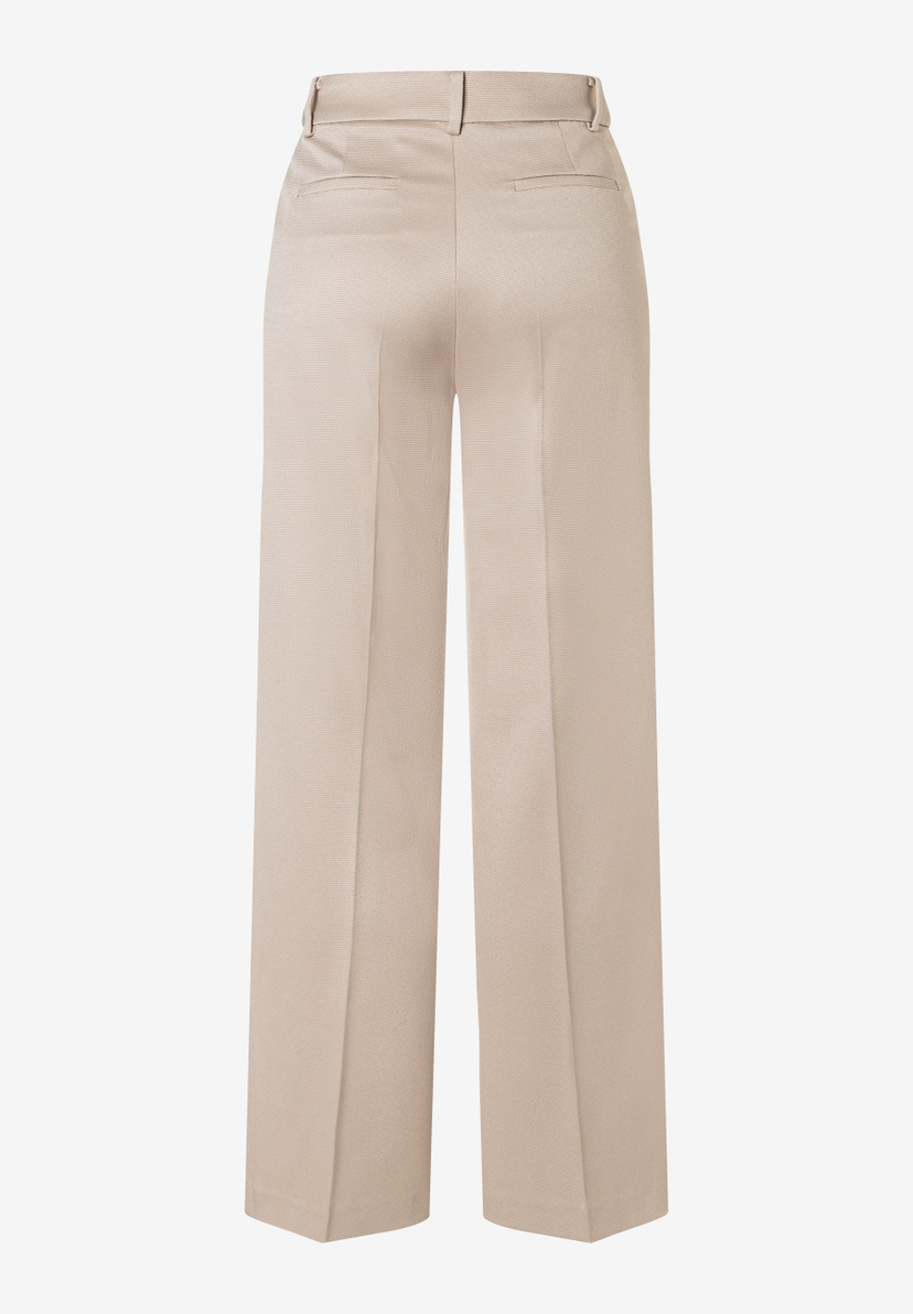 Eine MORE & MORE Hose/Jeans in Beige von hinten, mit Gürtel, geraden Beinen und Bügelfalten. Eine MORE & MORE Hose/Jeans in Beige von hinten, mit Gürtel, geraden Beinen und Bügelfalten.