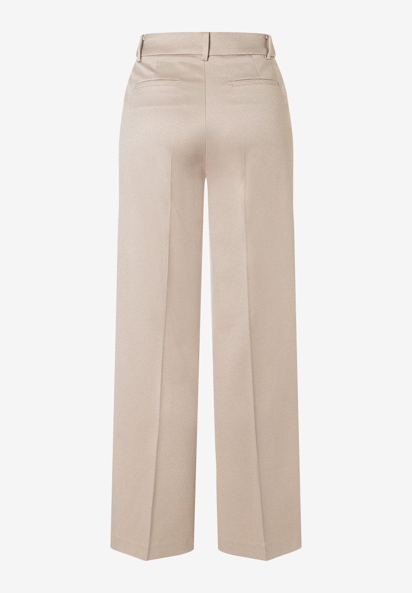 Eine MORE & MORE Hose/Jeans in Beige von hinten, mit Gürtel, geraden Beinen und Bügelfalten. Eine MORE & MORE Hose/Jeans in Beige von hinten, mit Gürtel, geraden Beinen und Bügelfalten.